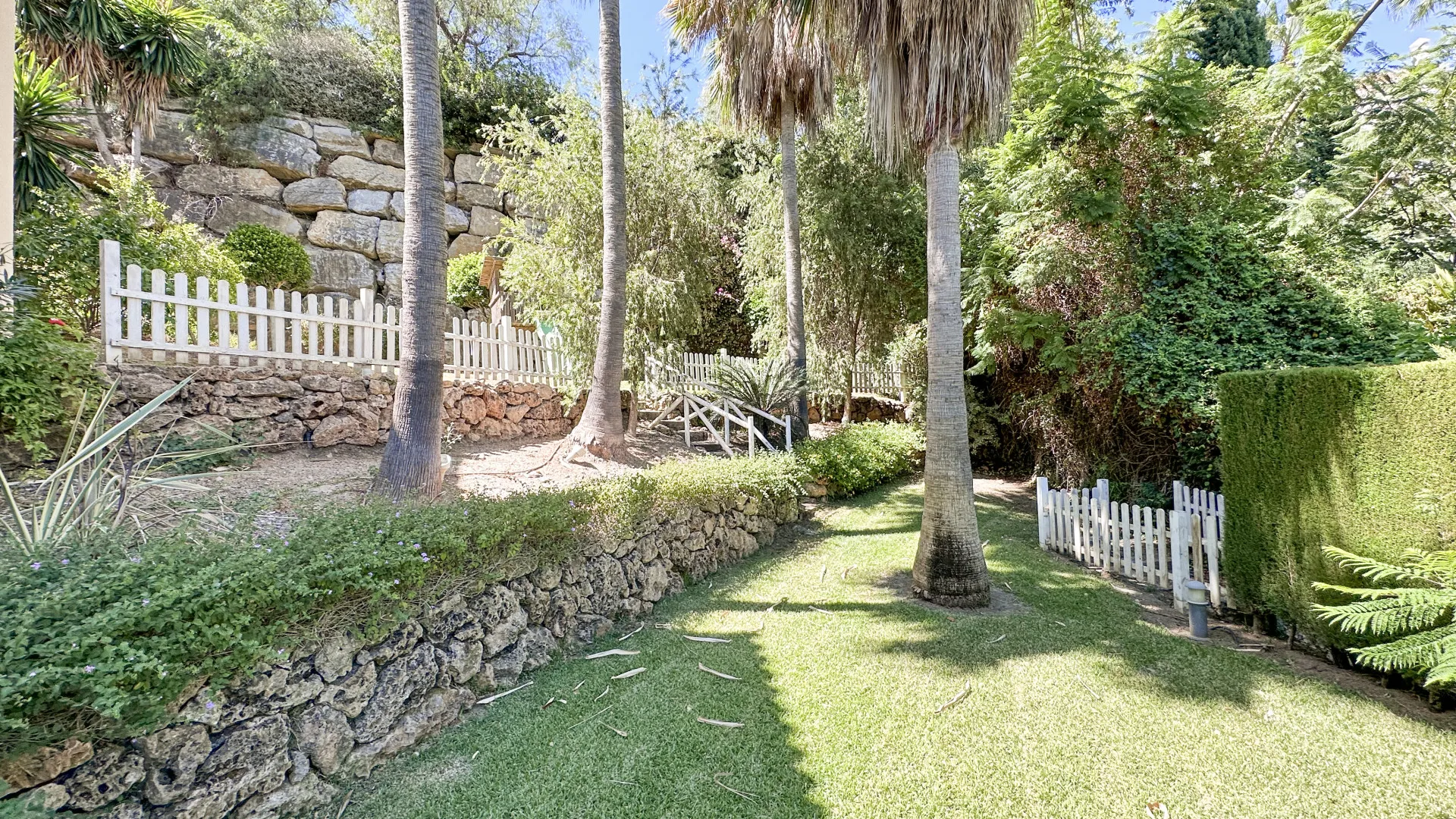Altos del Paraiso 6 bedrooms villa for sale
