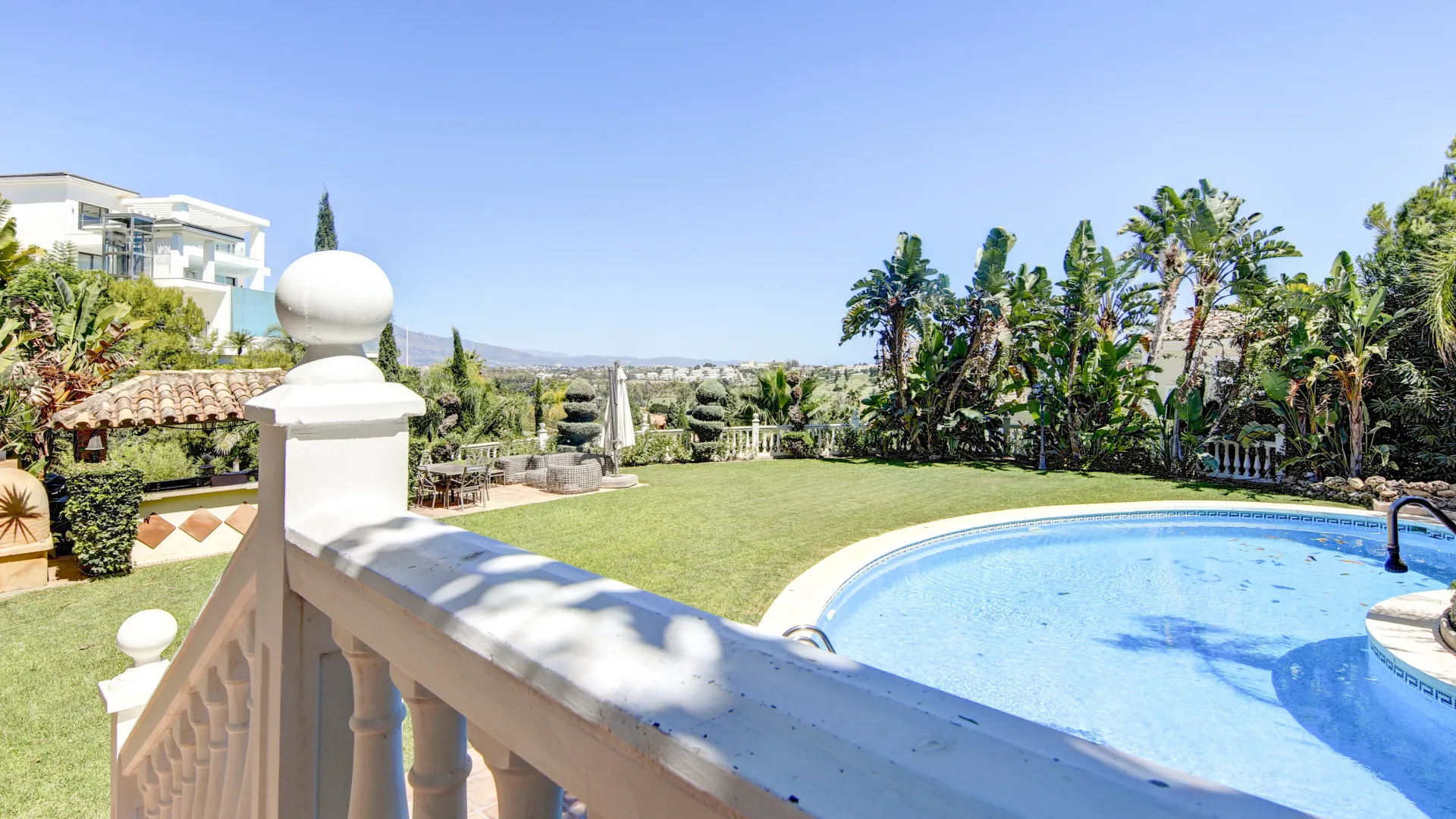 Altos del Paraiso 6 bedrooms villa for sale