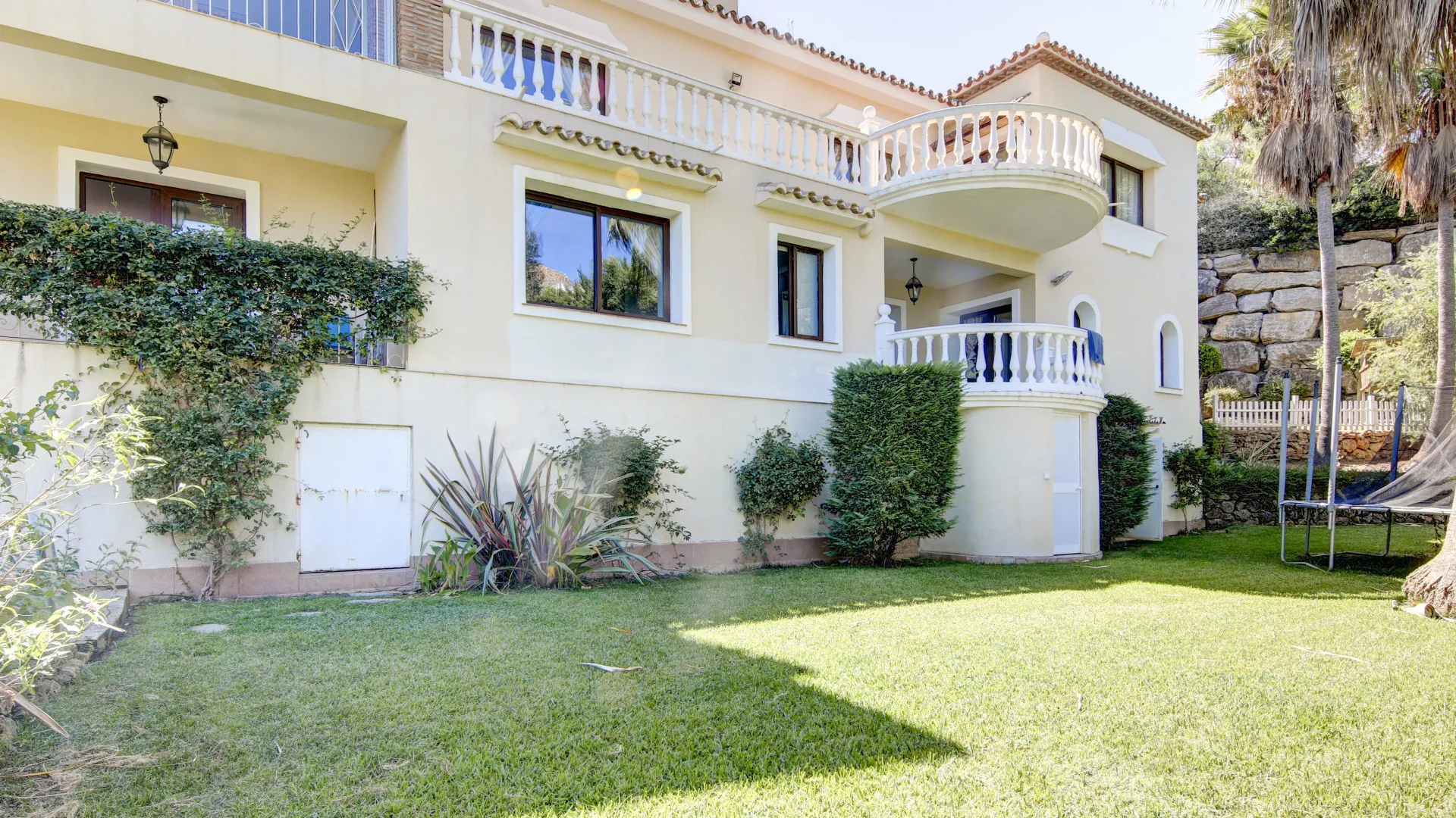 Altos del Paraiso 6 bedrooms villa for sale