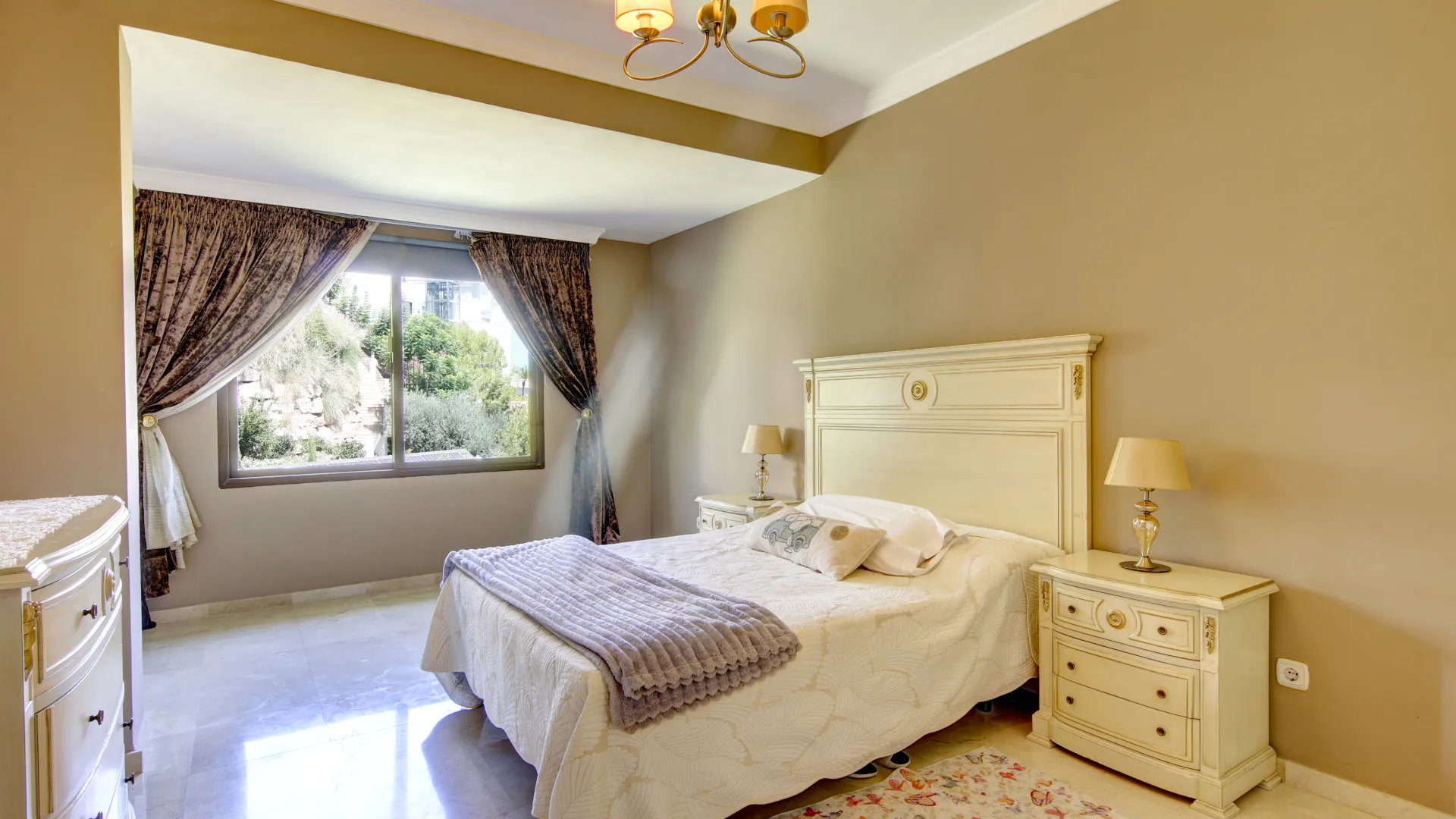 Altos del Paraiso 6 bedrooms villa for sale