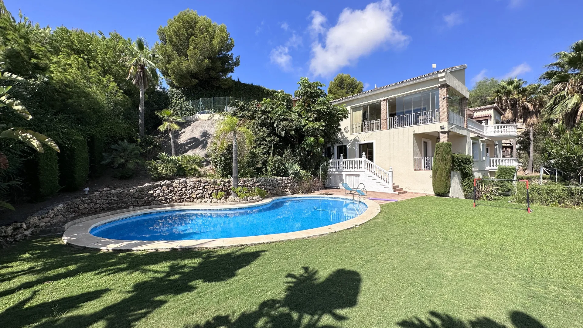 Altos del Paraiso 6 bedrooms villa for sale