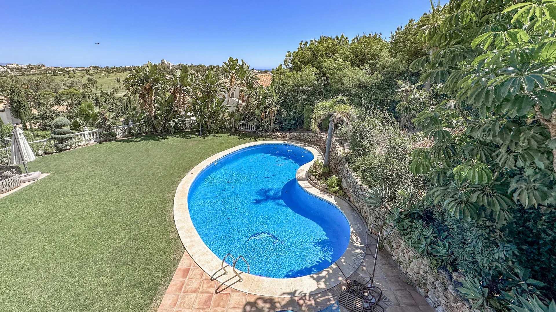 Altos del Paraiso 6 bedrooms villa for sale