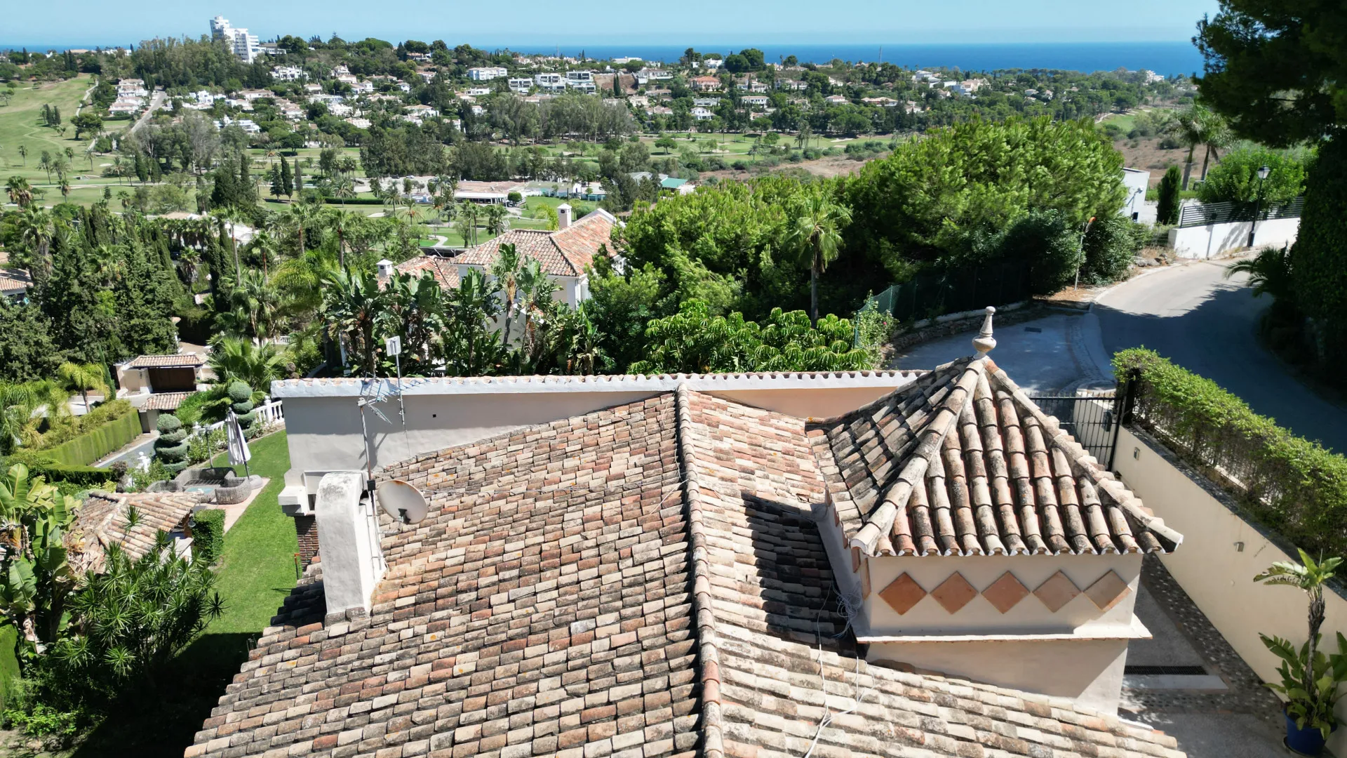 Altos del Paraiso 6 bedrooms villa for sale