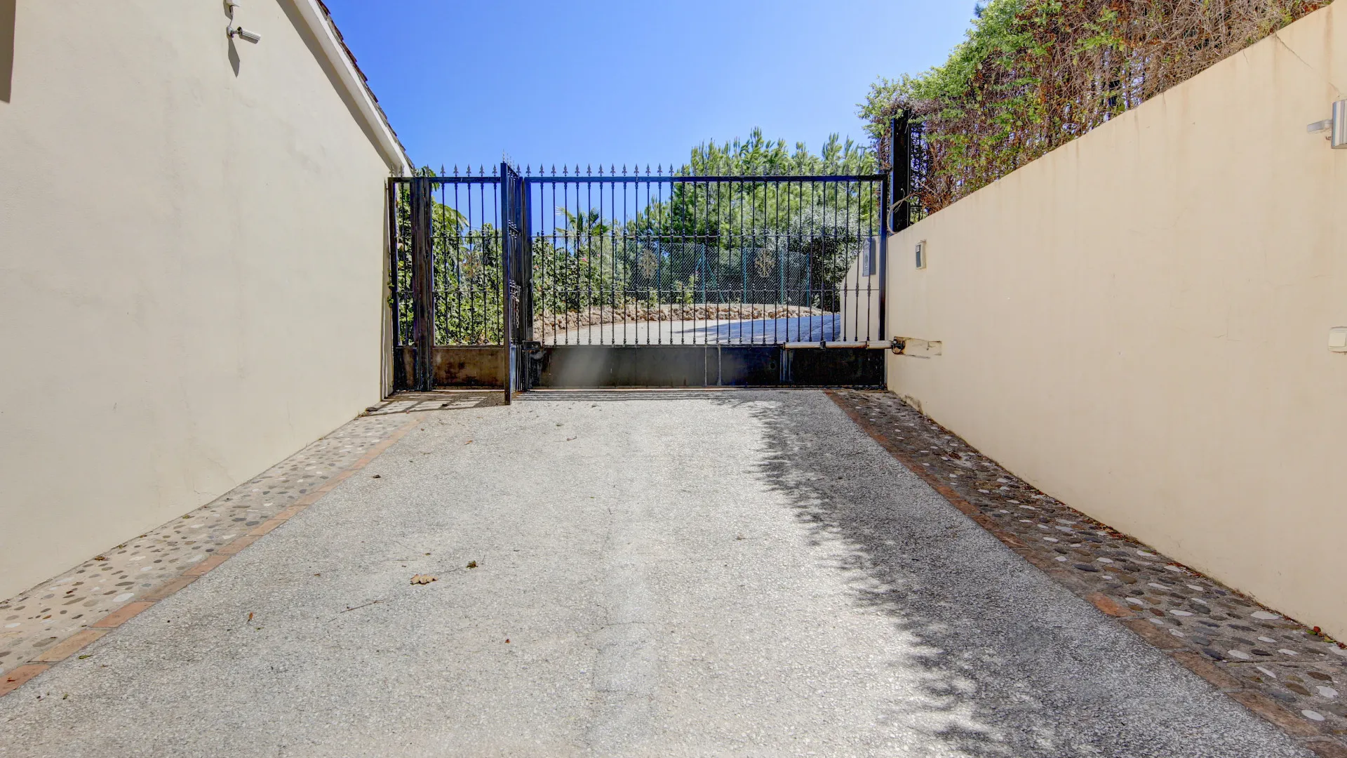 Altos del Paraiso 6 bedrooms villa for sale