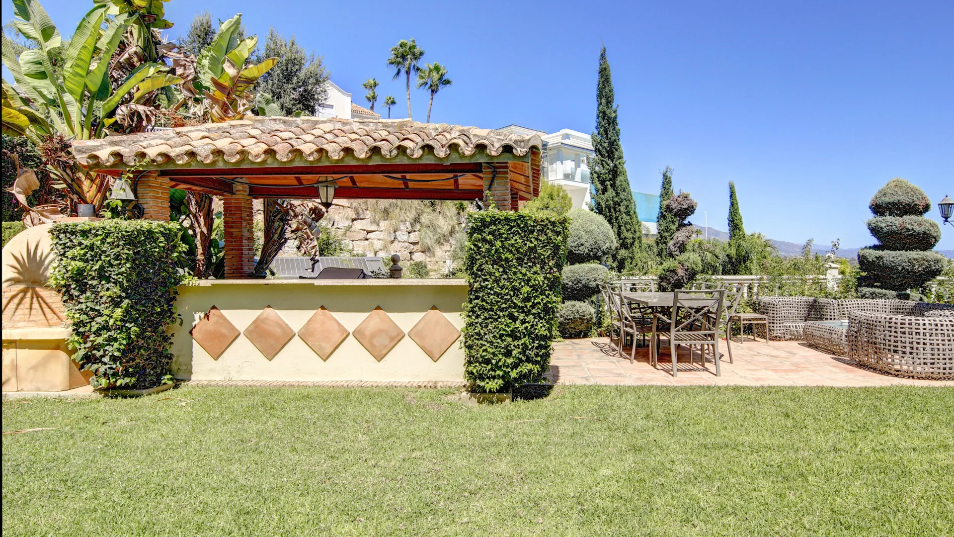 Altos del Paraiso 6 bedrooms villa for sale