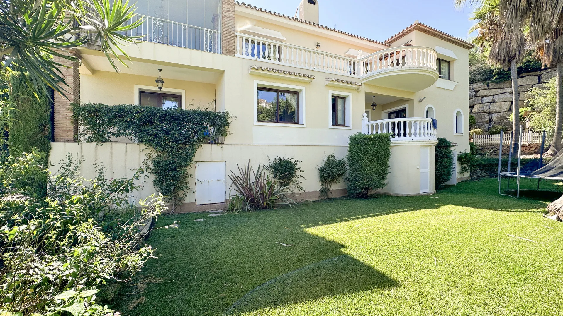 Altos del Paraiso 6 bedrooms villa for sale