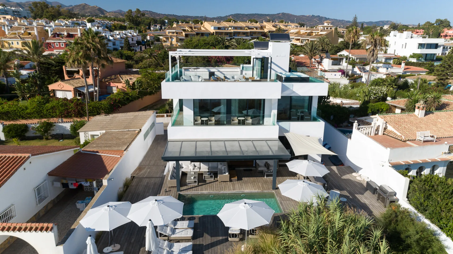 Buy villa with 6 bedrooms in Las Chapas