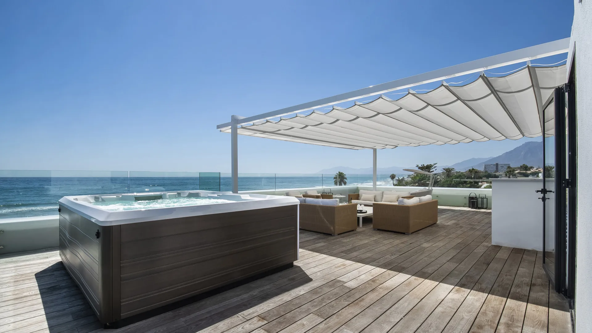 Buy villa with 6 bedrooms in Las Chapas