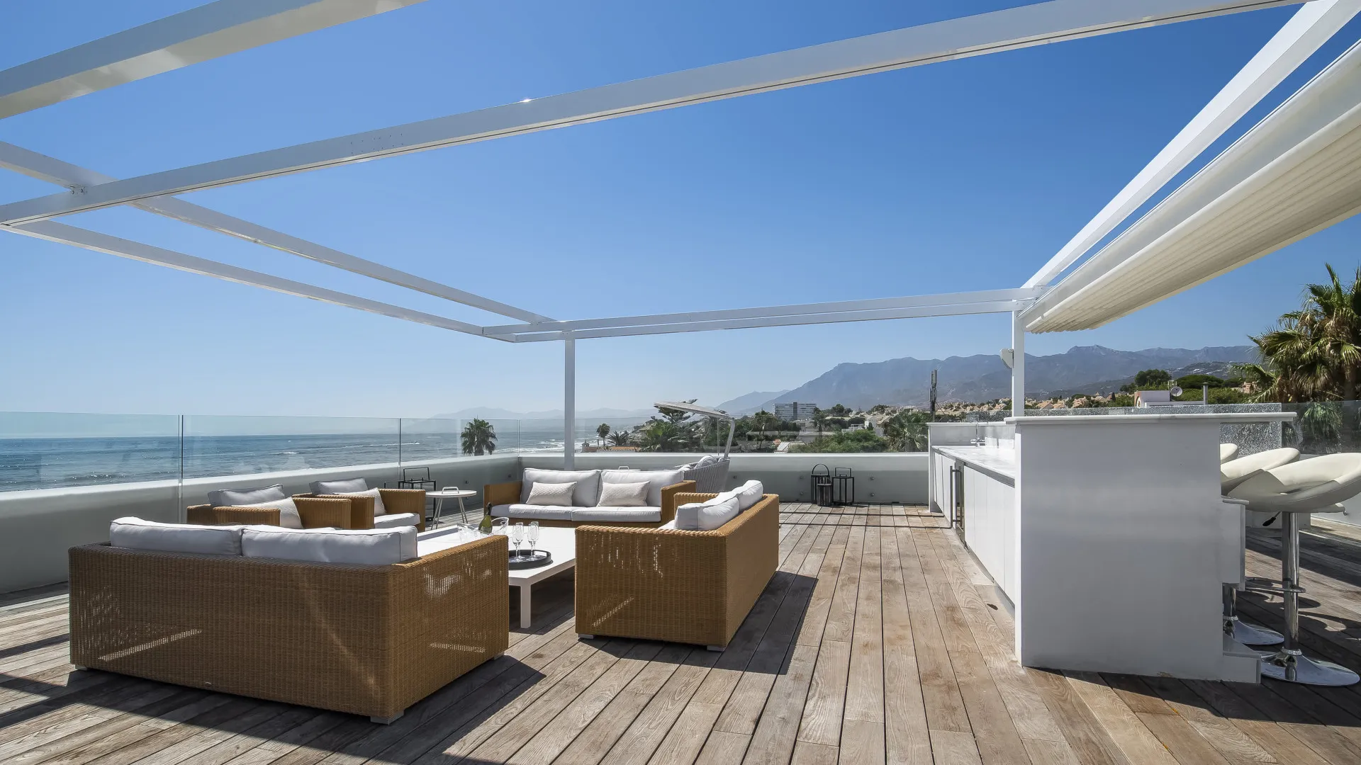 Buy villa with 6 bedrooms in Las Chapas