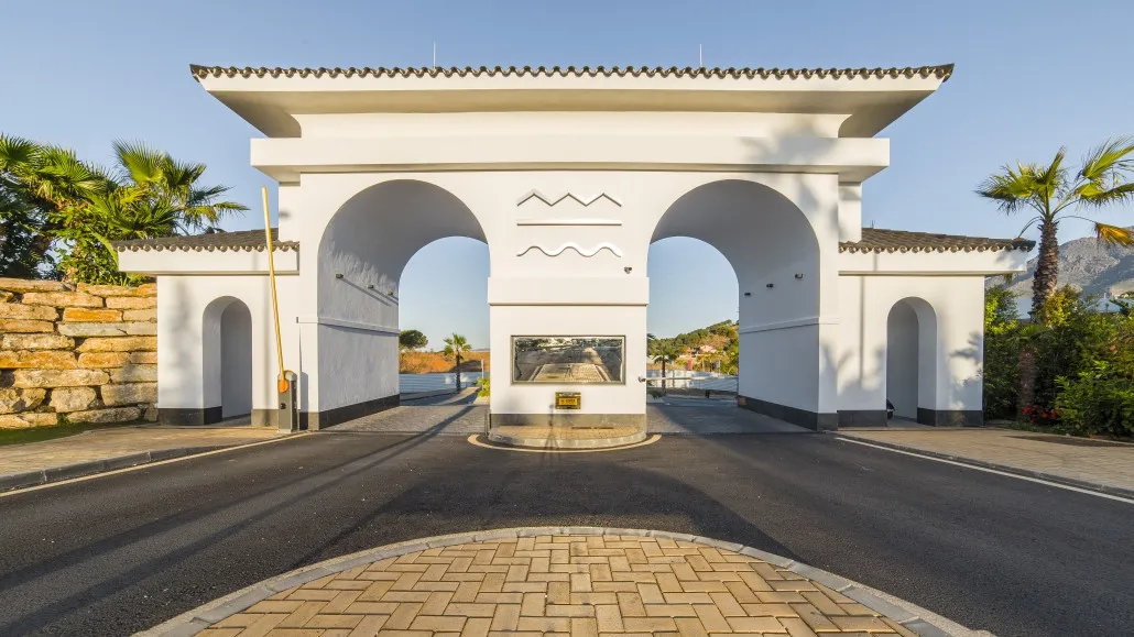 Buy apartment with 4 bedrooms in Mirador de Estepona Hills