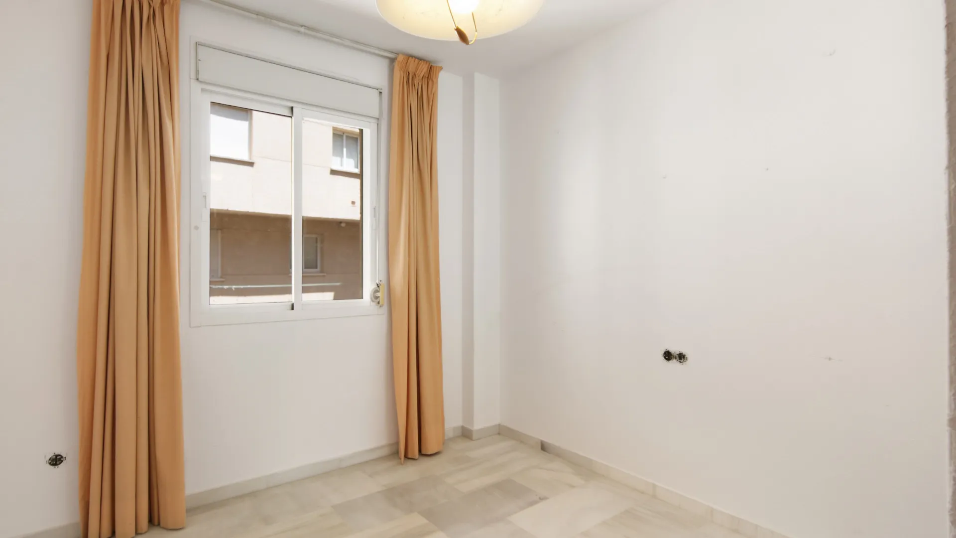 Apartamento con 3 dormitorios en venta en Estepona Centro