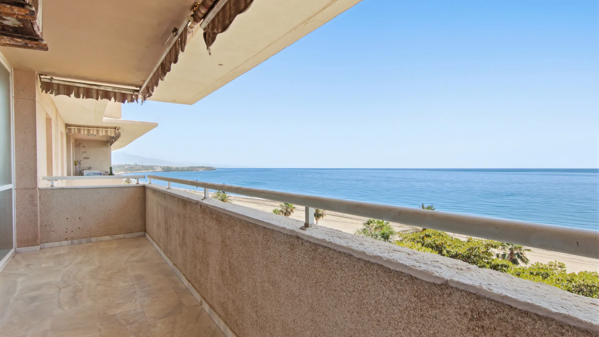 Apartamento con 3 dormitorios en venta en Estepona Centro