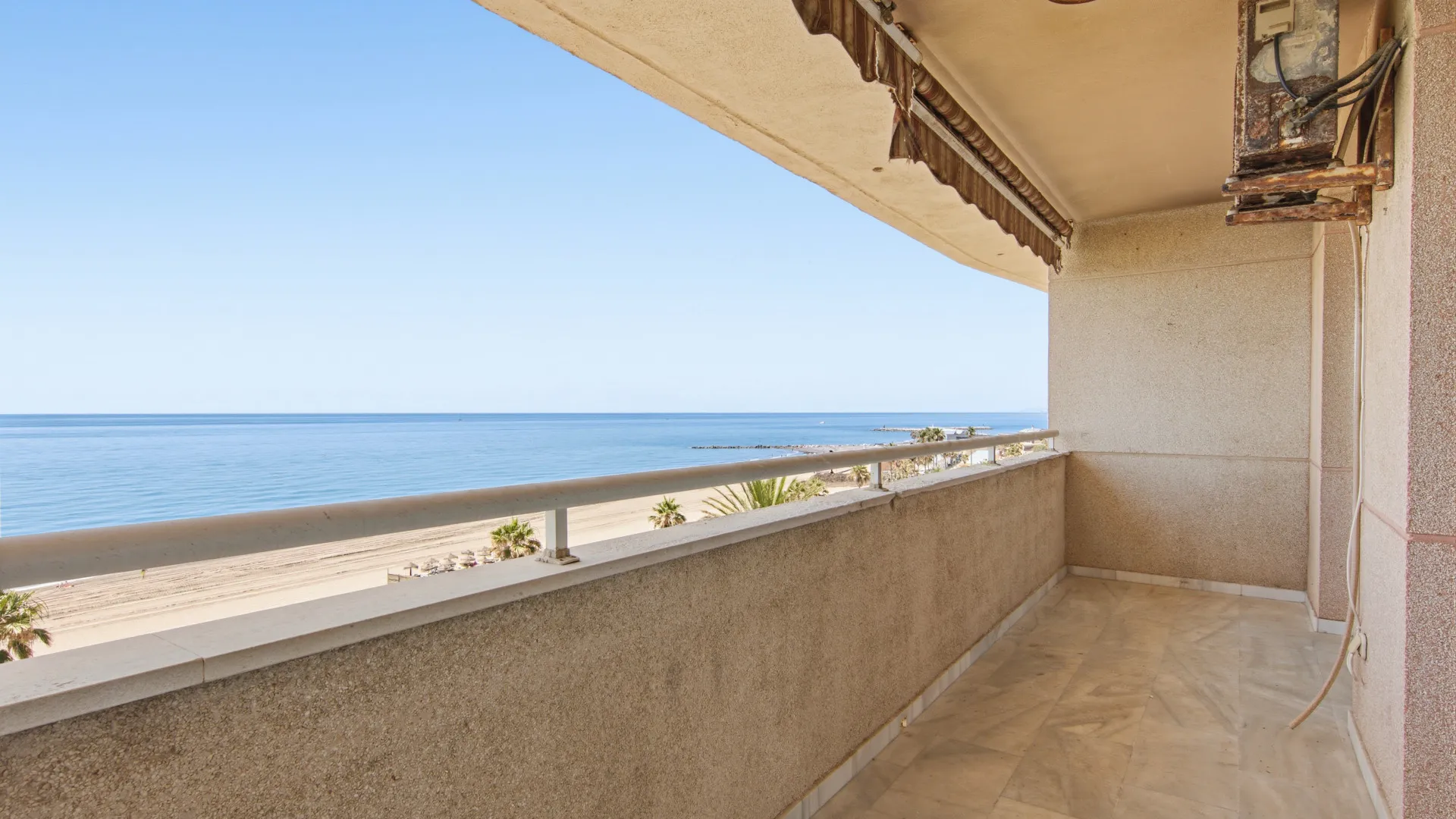 Apartamento con 3 dormitorios en venta en Estepona Centro