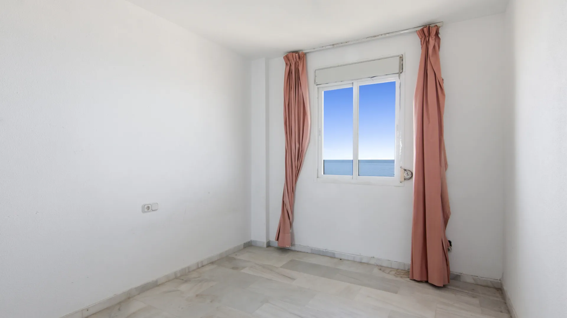 Apartamento con 3 dormitorios en venta en Estepona Centro