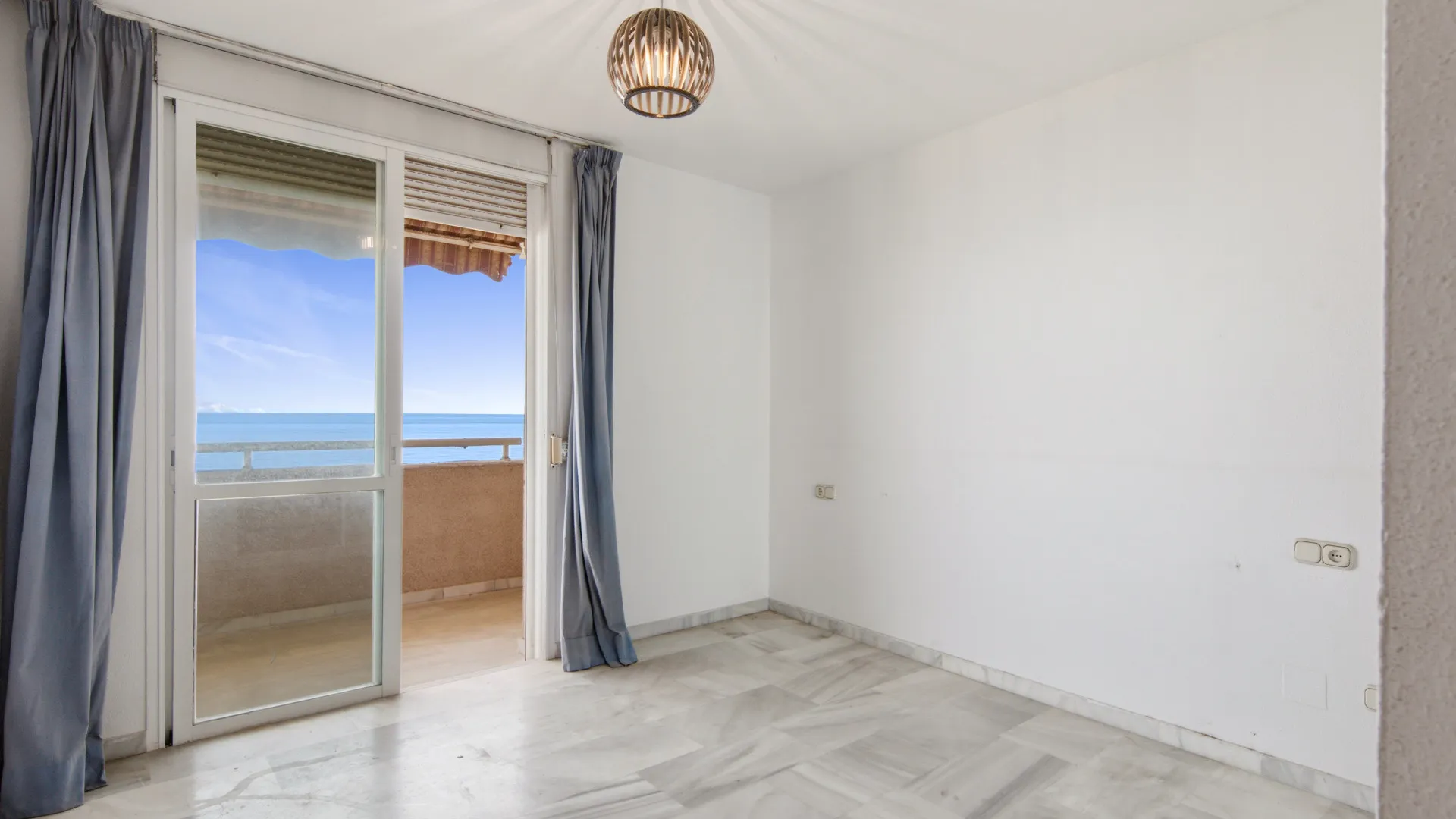 Apartamento con 3 dormitorios en venta en Estepona Centro
