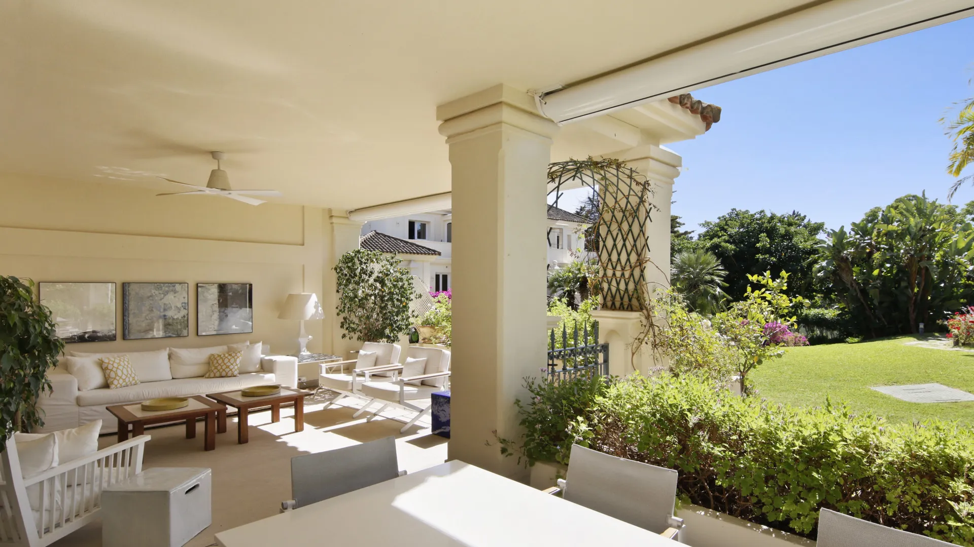 Apartamento planta baja de 3 dormitorios en venta en Las Alamandas