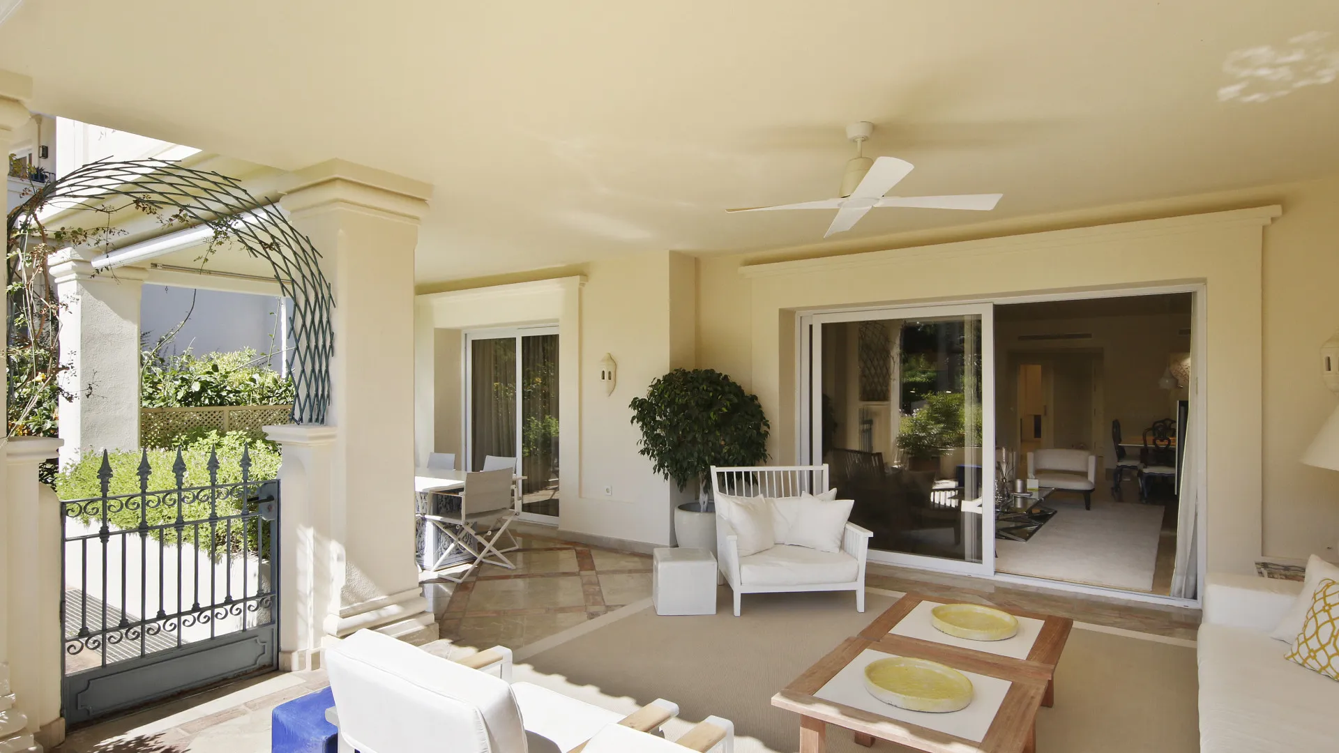 Apartamento planta baja de 3 dormitorios en venta en Las Alamandas