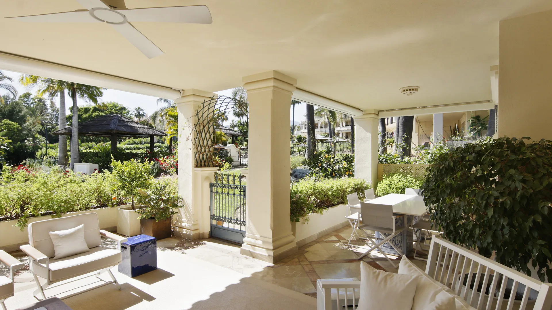 Apartamento planta baja de 3 dormitorios en venta en Las Alamandas