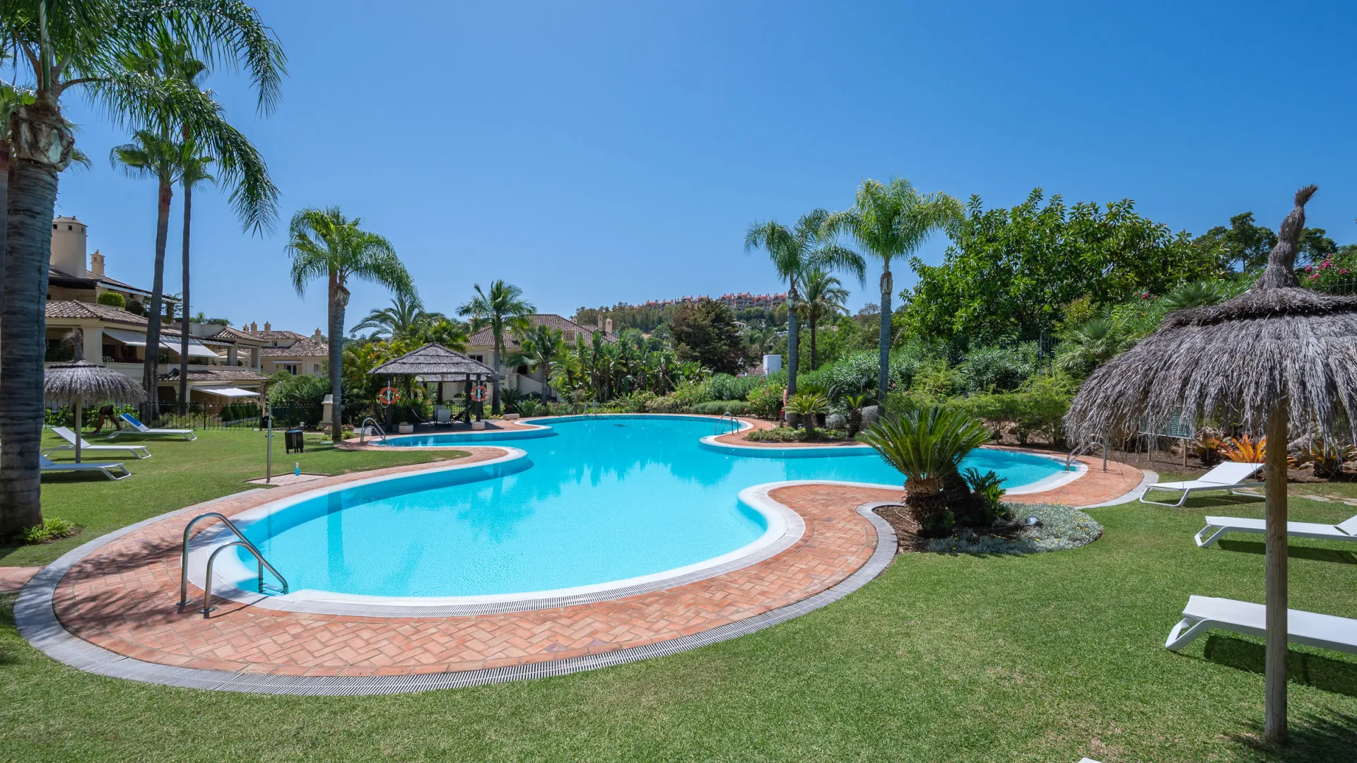 Apartamento planta baja de 3 dormitorios en venta en Las Alamandas
