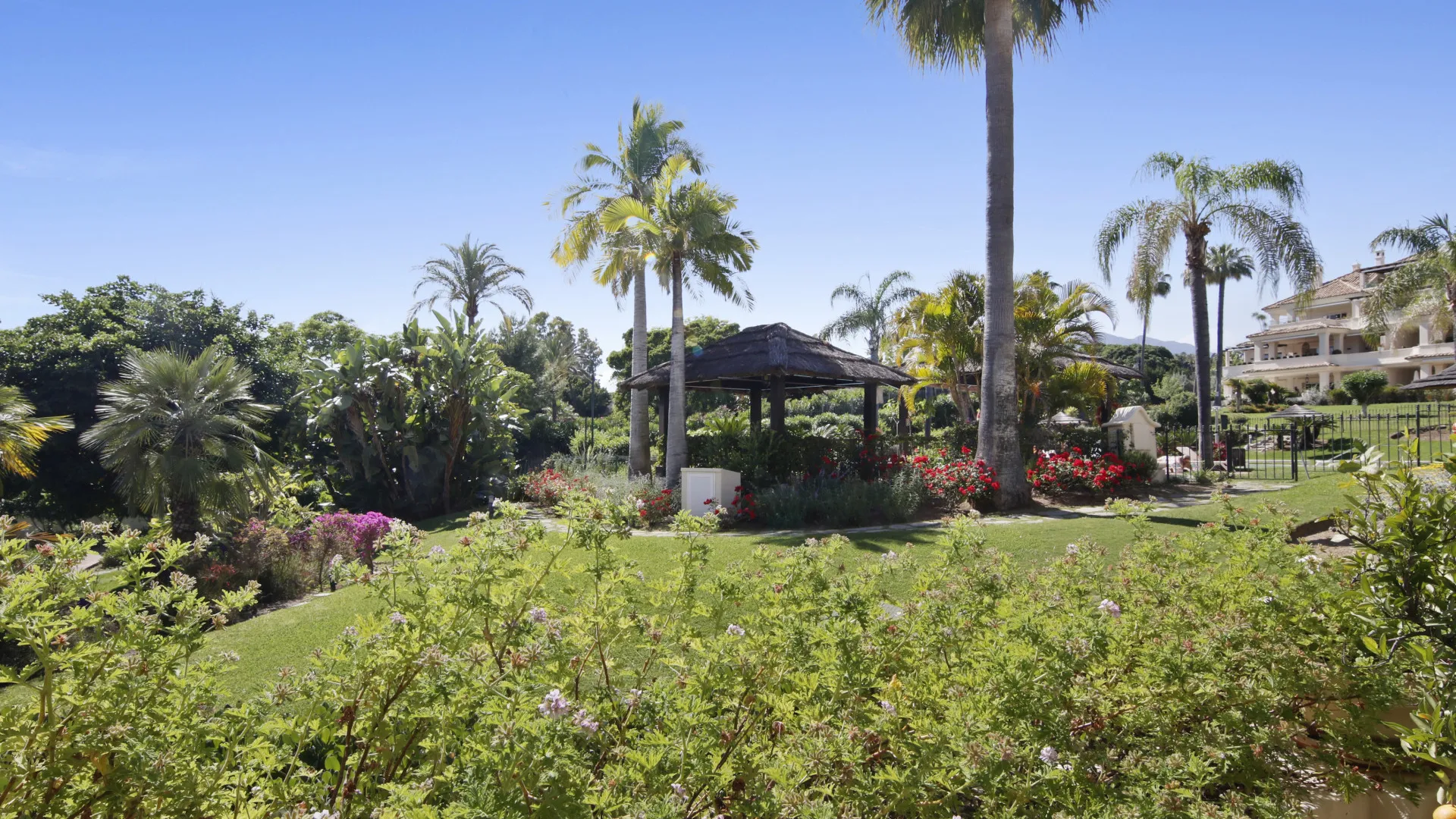 Apartamento planta baja de 3 dormitorios en venta en Las Alamandas