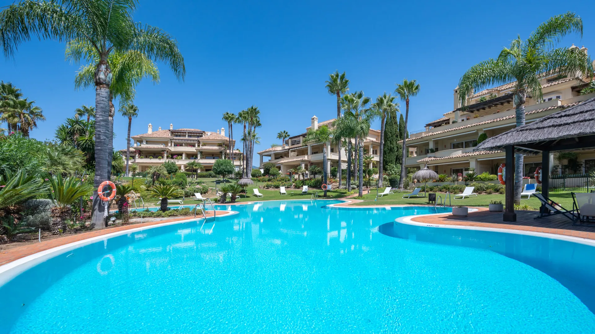 Apartamento planta baja de 3 dormitorios en venta en Las Alamandas