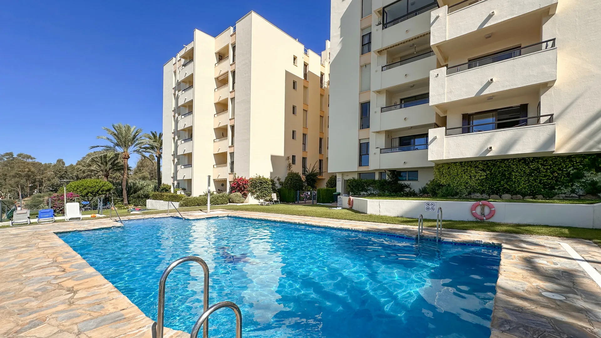 Se vende apartamento con 2 dormitorios en Estepona Ciudad