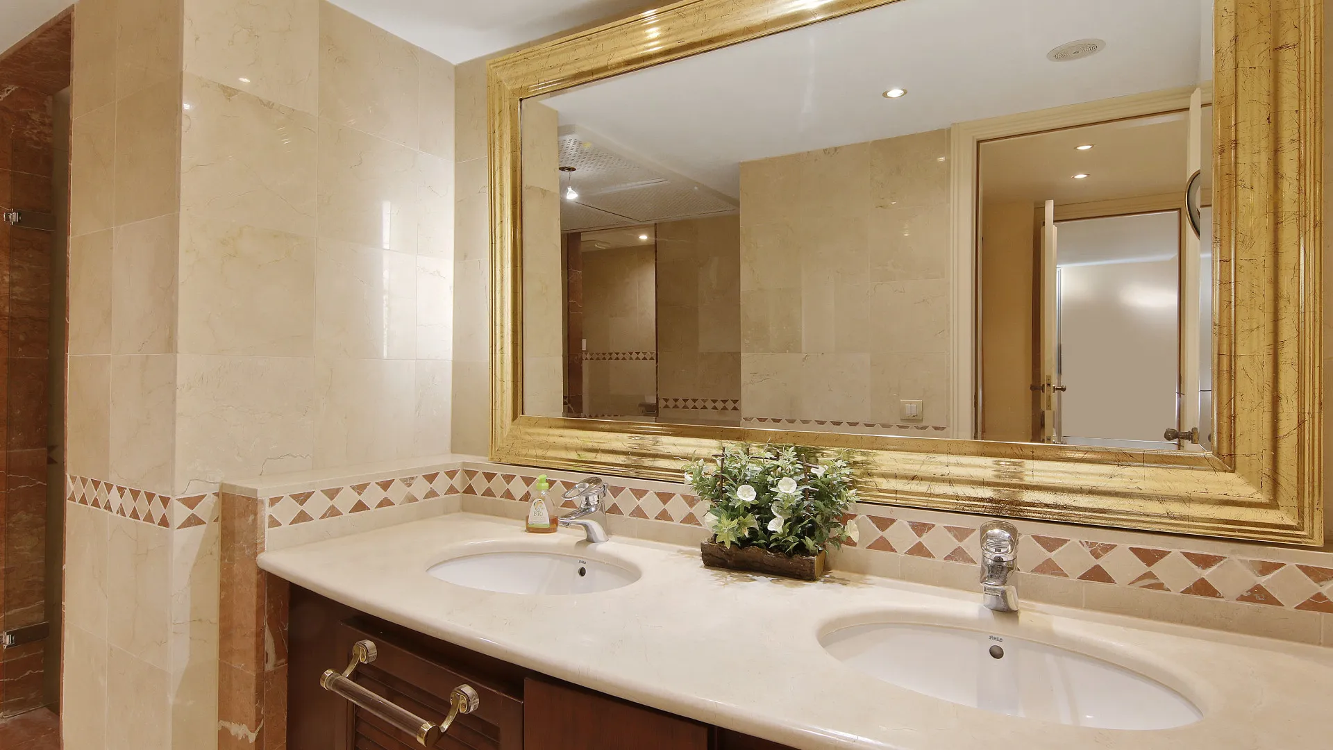 Ground floor apartment for sale in Kempinski