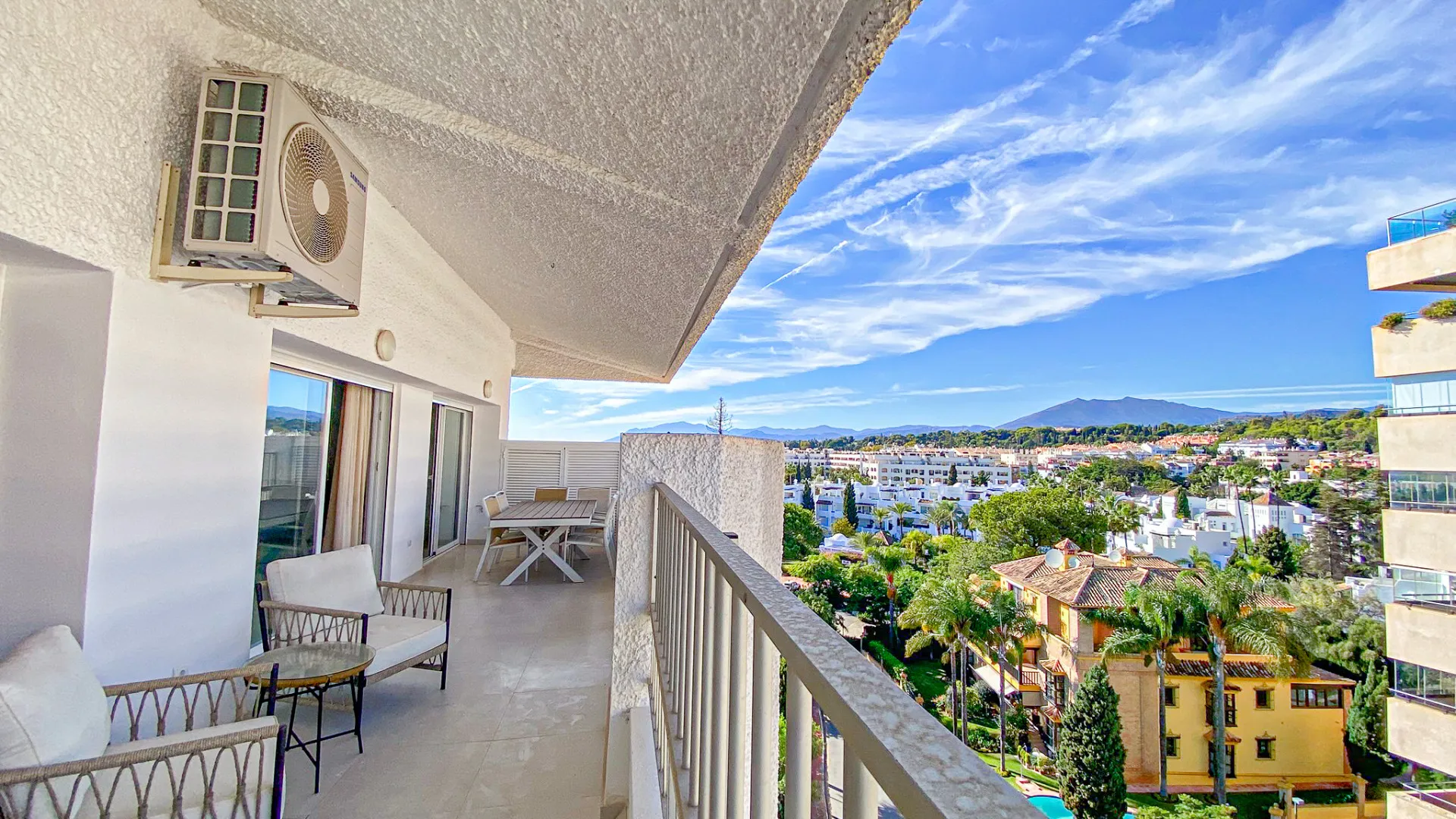 Penthouse with 2 bedrooms for sale in Marbella Golden Mile