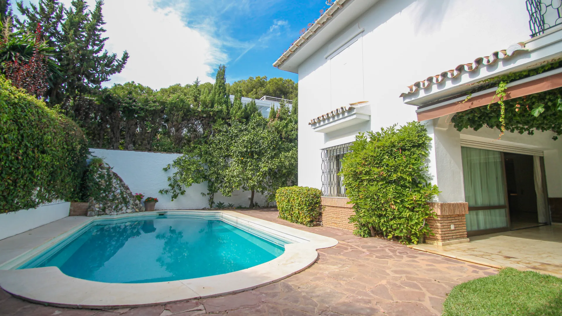 Comprar villa de 6 dormitorios en Los Monteros