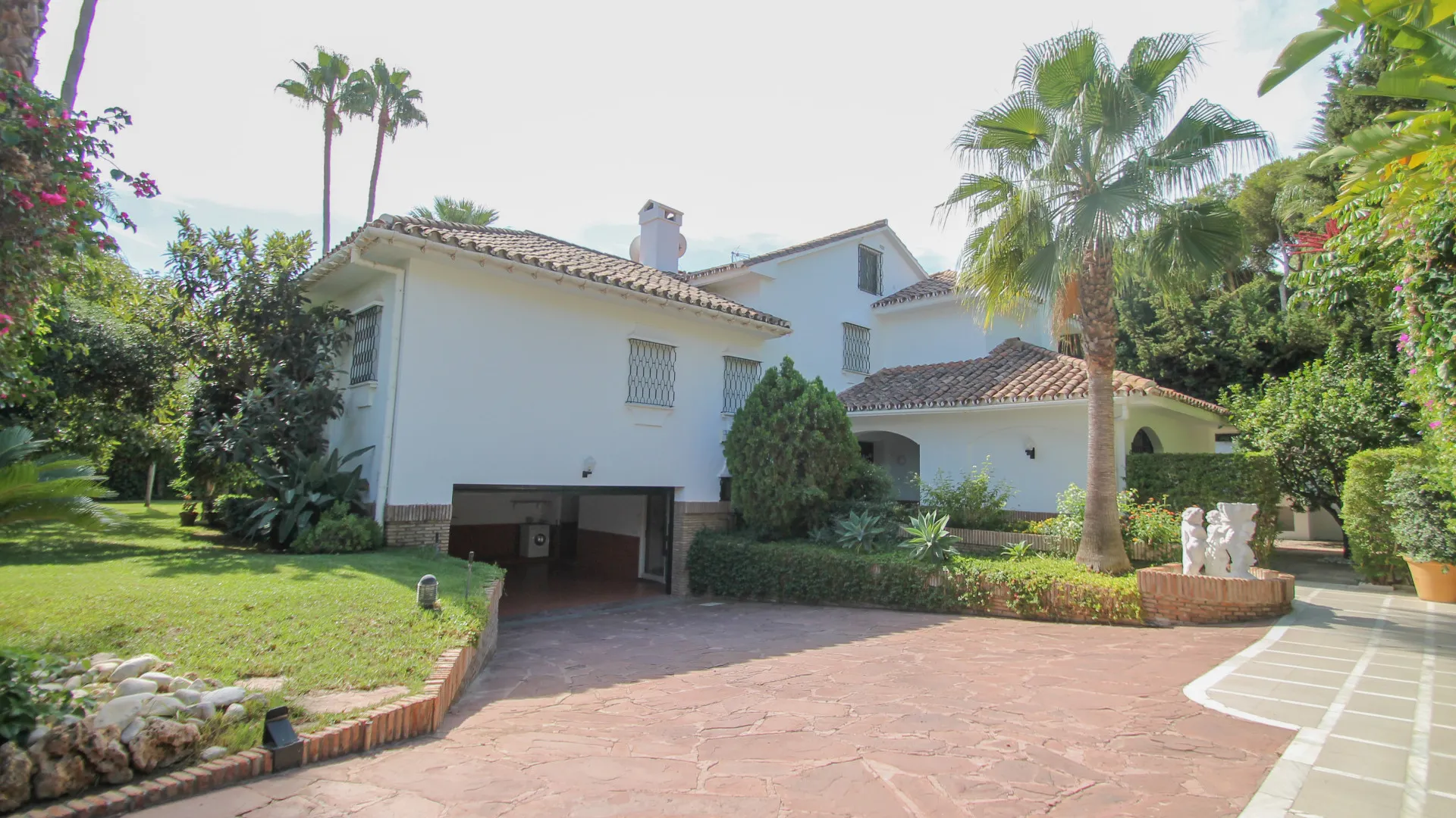 Comprar villa de 6 dormitorios en Los Monteros