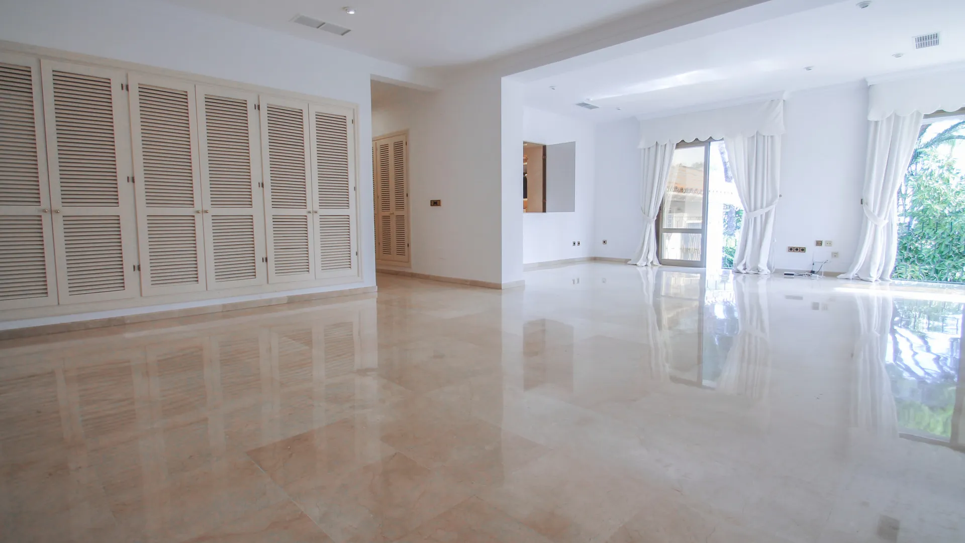 Comprar villa de 6 dormitorios en Los Monteros