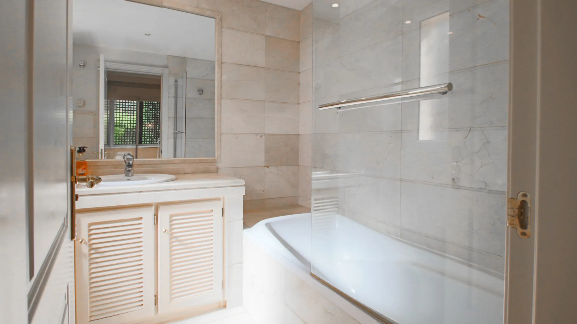 2 bedrooms Nueva Andalucia apartment for sale