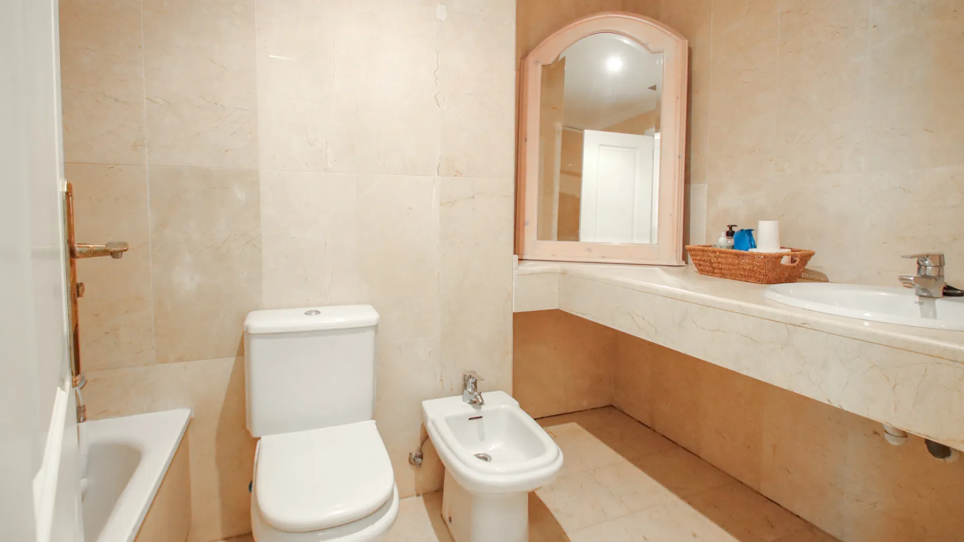 Comprar apartamento planta baja de 2 dormitorios en Marbella Golden Mile