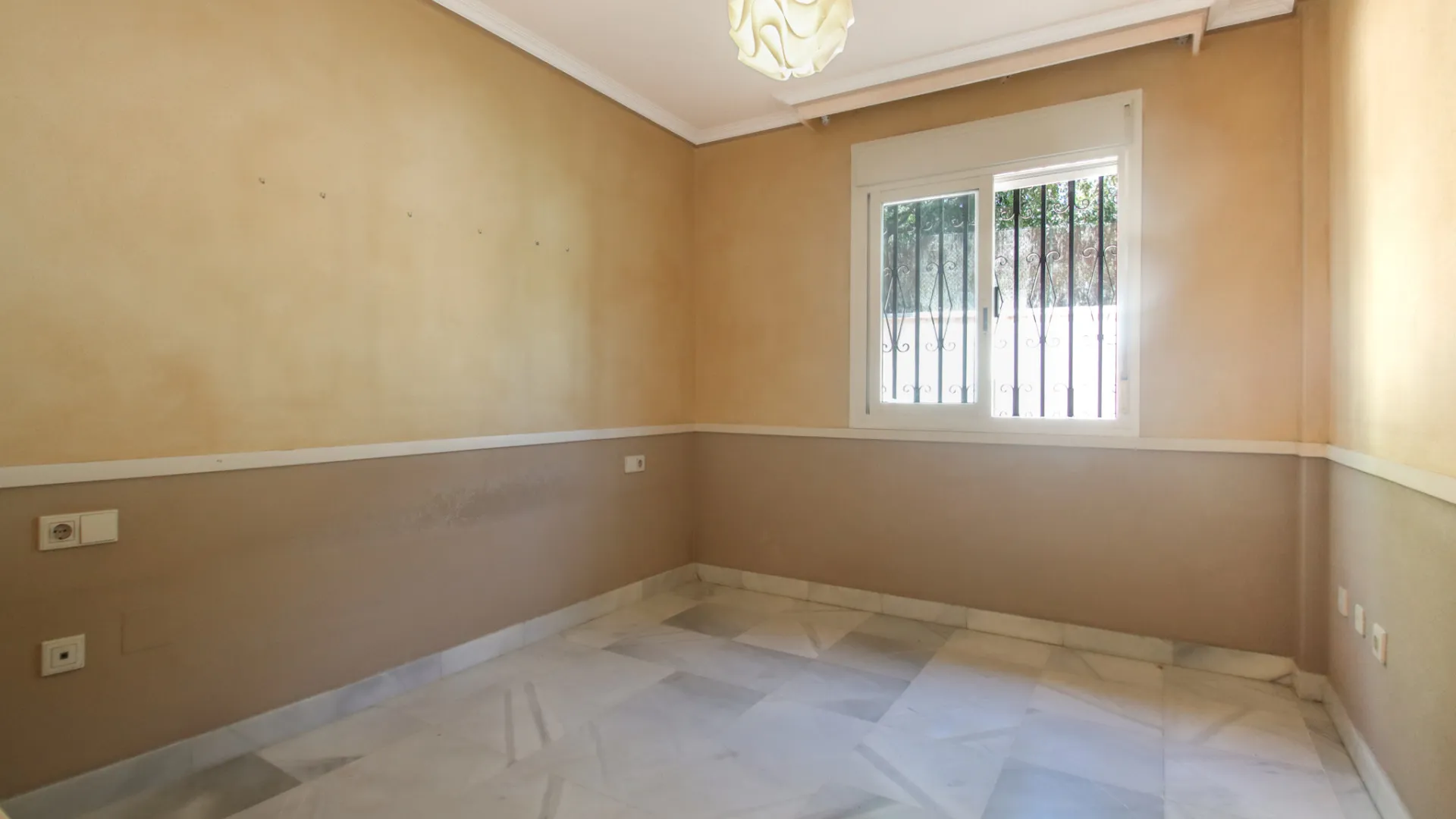 Comprar apartamento planta baja de 2 dormitorios en Marbella Golden Mile