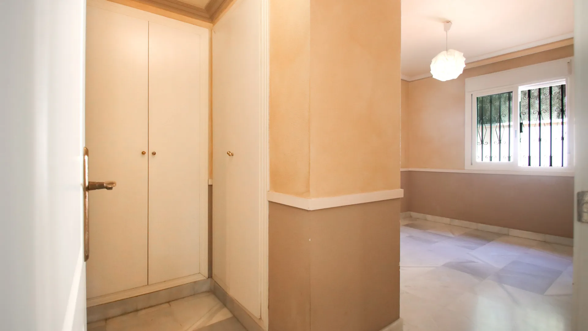 Comprar apartamento planta baja de 2 dormitorios en Marbella Golden Mile