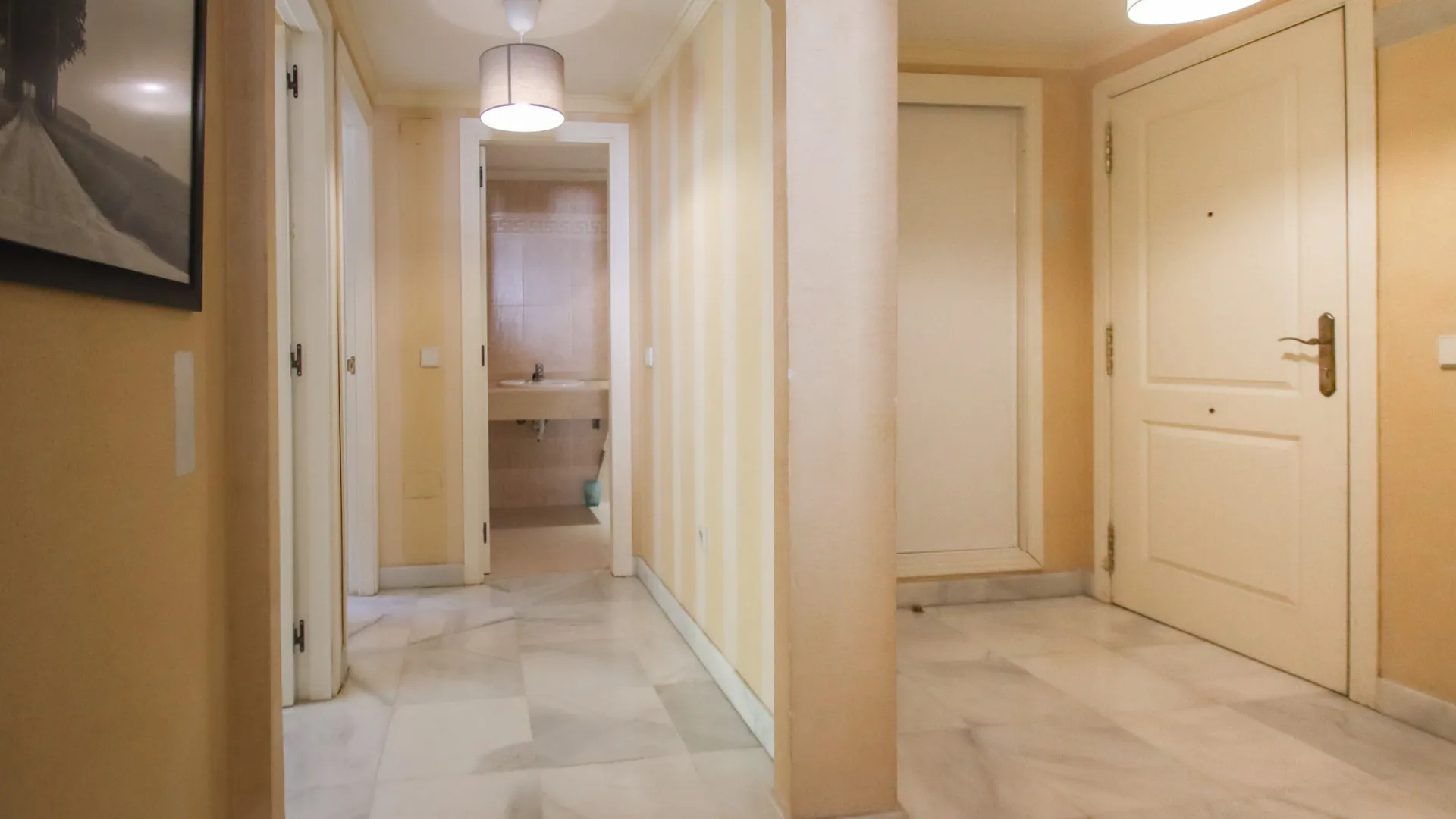 Comprar apartamento planta baja de 2 dormitorios en Marbella Golden Mile