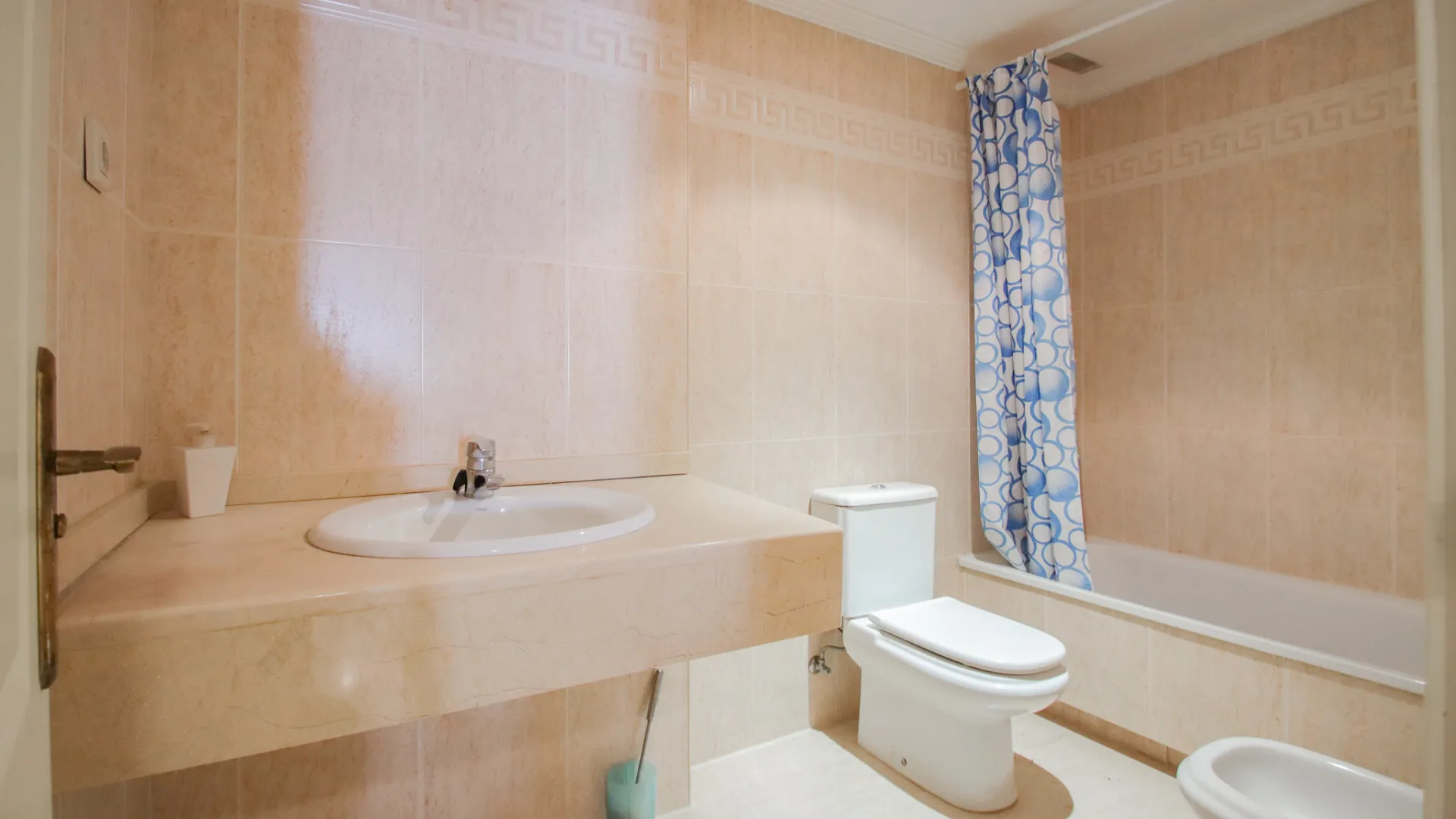 Comprar apartamento planta baja de 2 dormitorios en Marbella Golden Mile