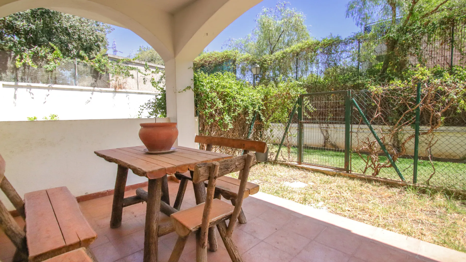 Comprar apartamento planta baja de 2 dormitorios en Marbella Golden Mile