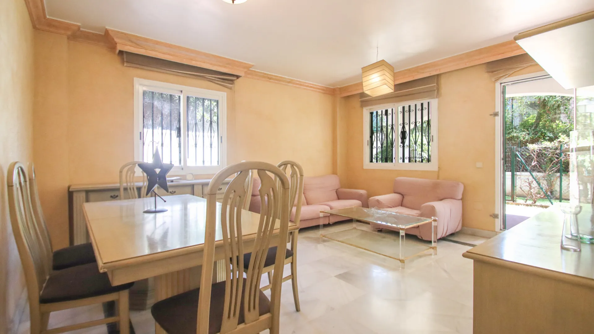 Comprar apartamento planta baja de 2 dormitorios en Marbella Golden Mile