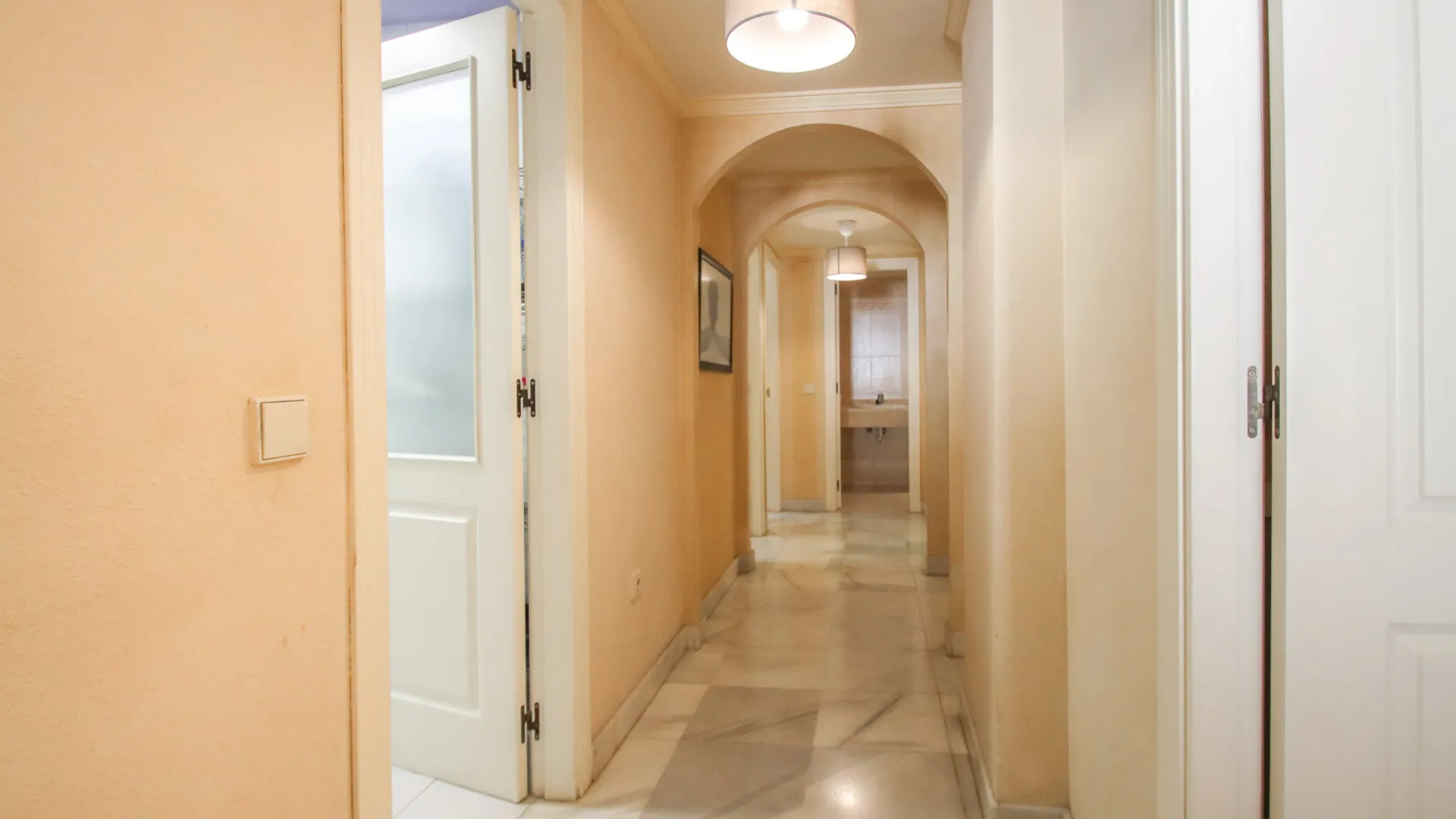 Comprar apartamento planta baja de 2 dormitorios en Marbella Golden Mile