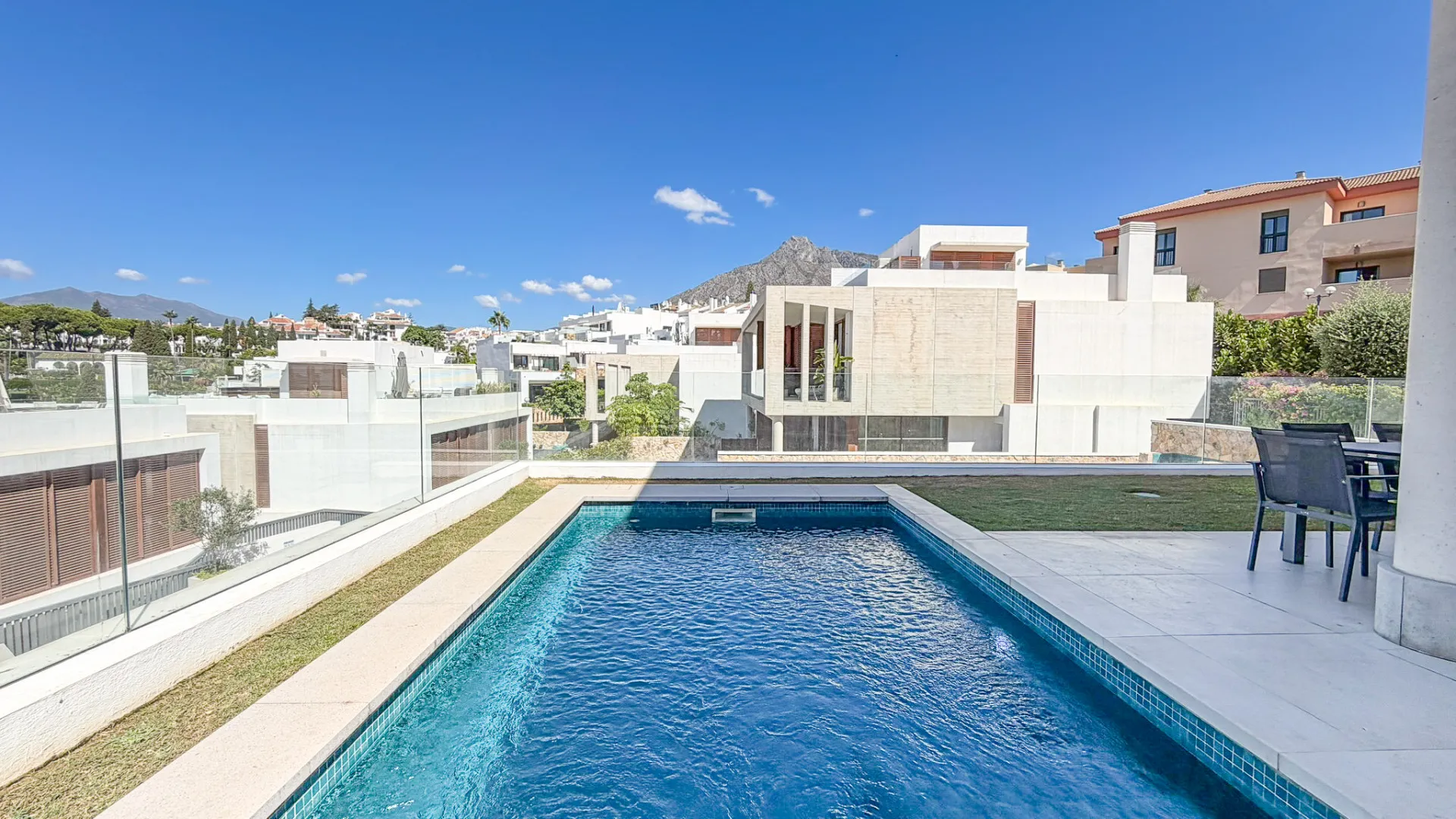 Comprar villa pareada en Marbella Golden Mile
