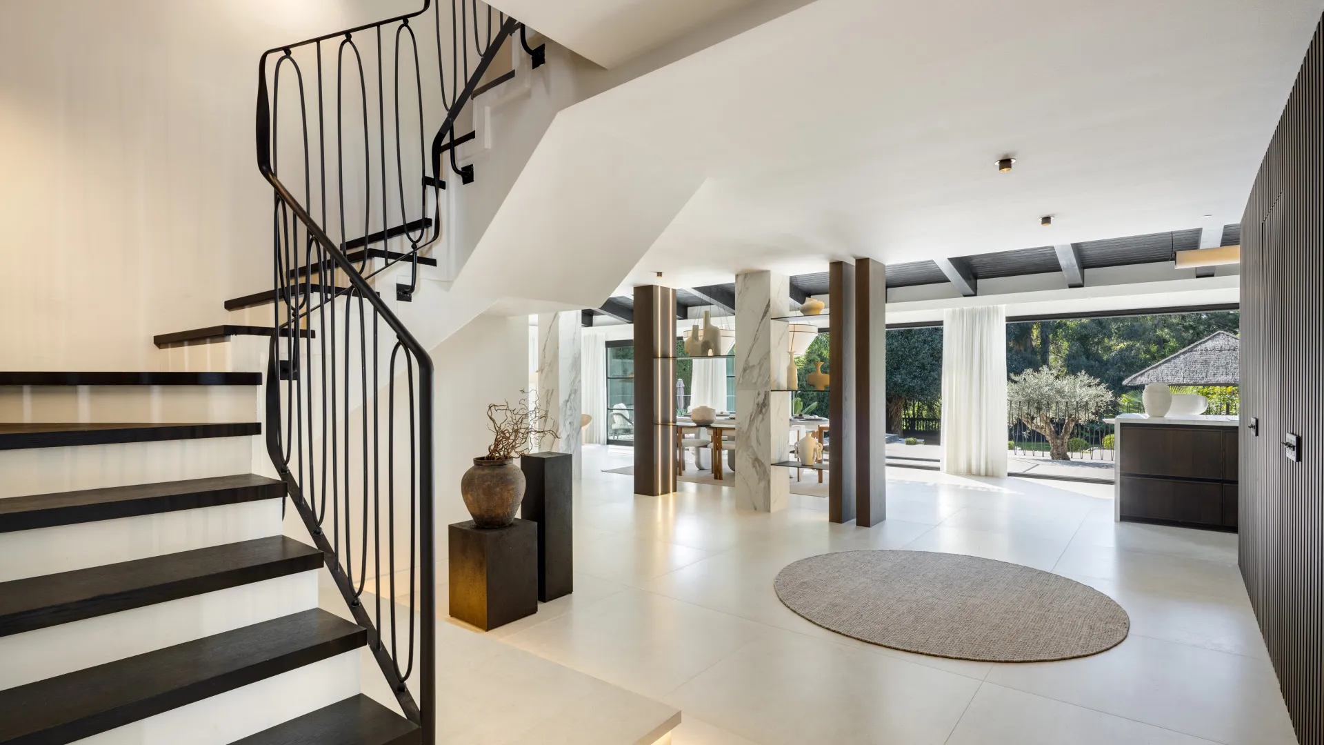 Buy villa with 5 bedrooms in Nueva Andalucia