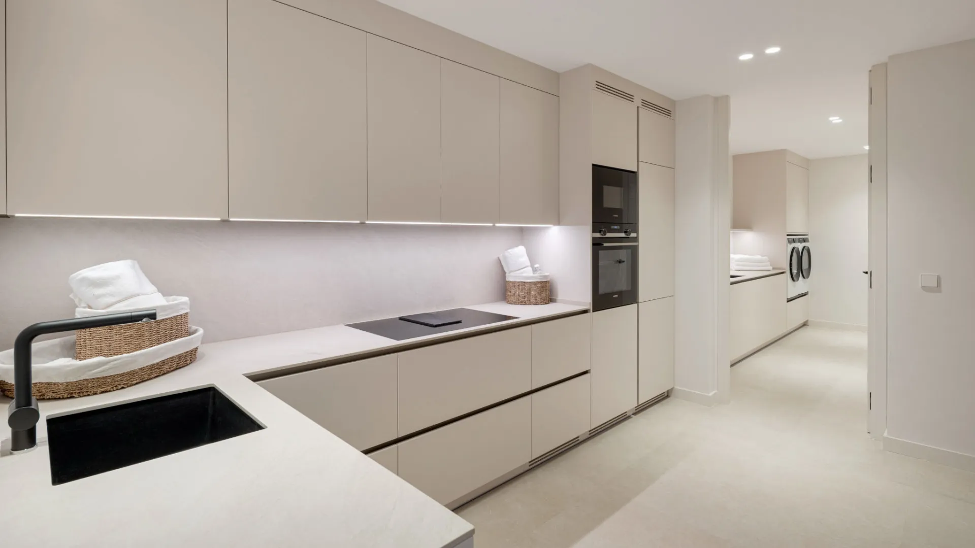 Se vende villa con 5 dormitorios en Elviria