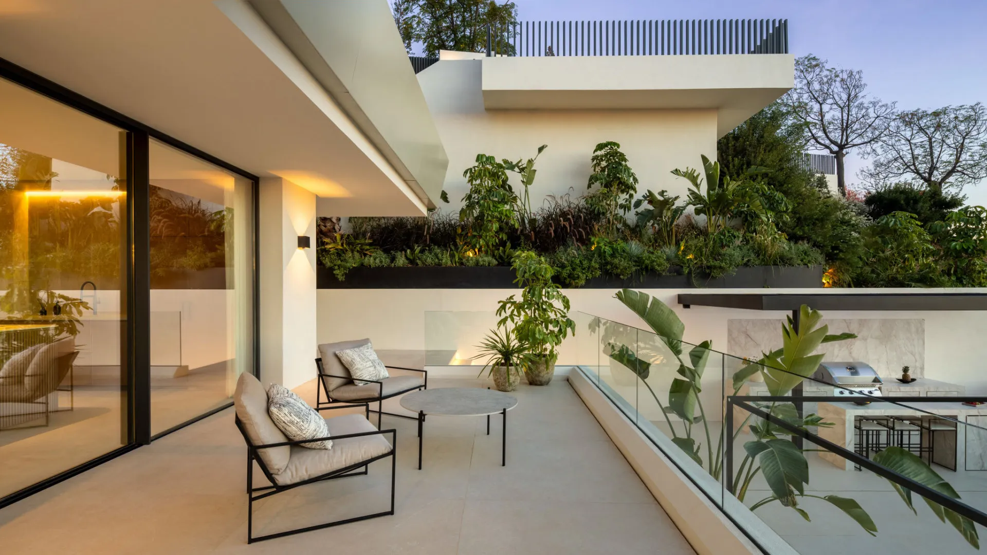 Se vende villa con 5 dormitorios en Elviria