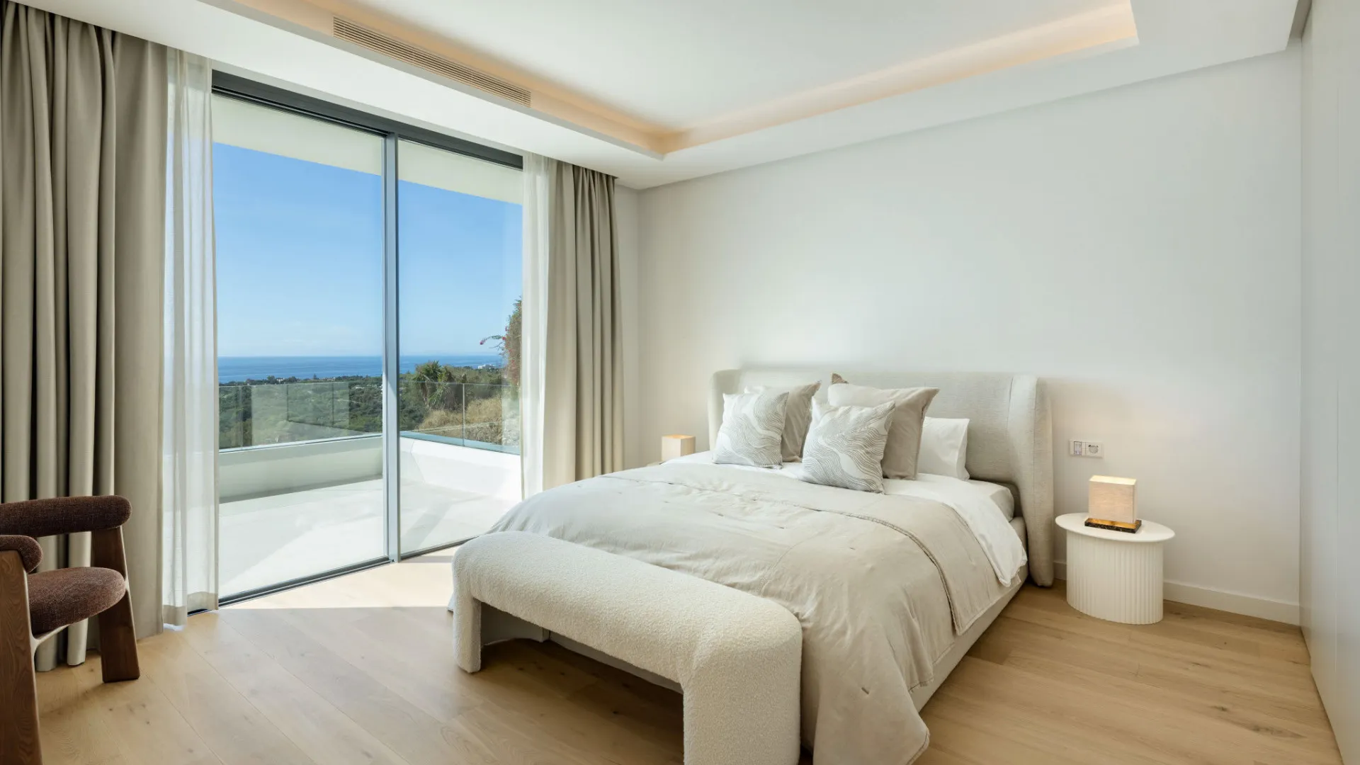Se vende villa con 5 dormitorios en Elviria