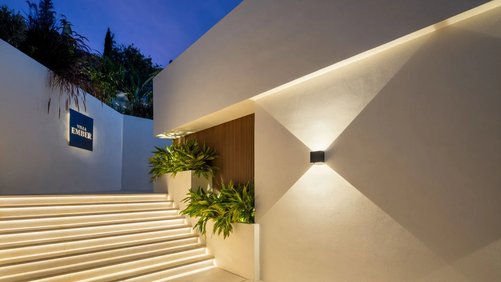 Se vende villa con 5 dormitorios en Elviria