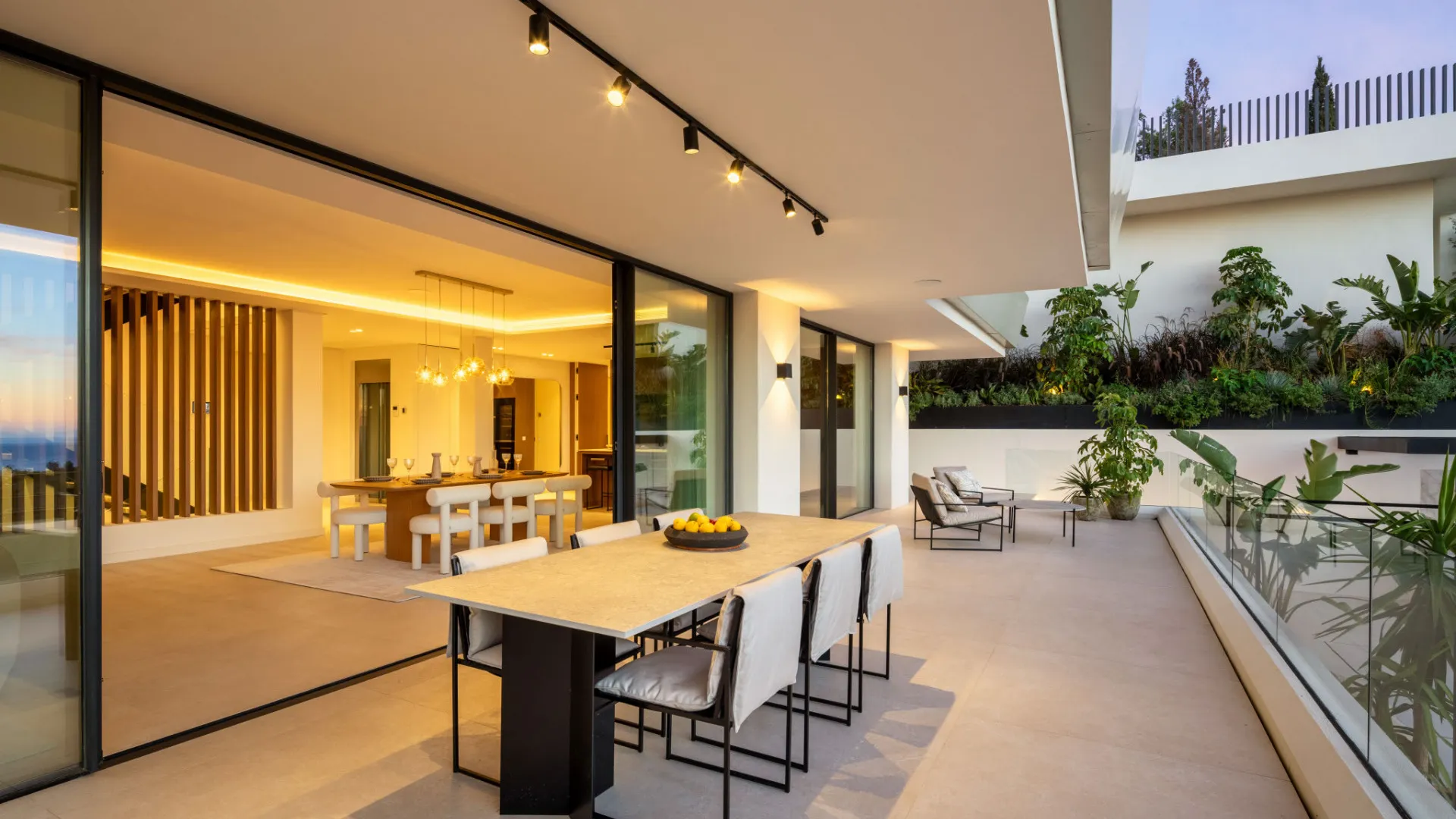 Se vende villa con 5 dormitorios en Elviria