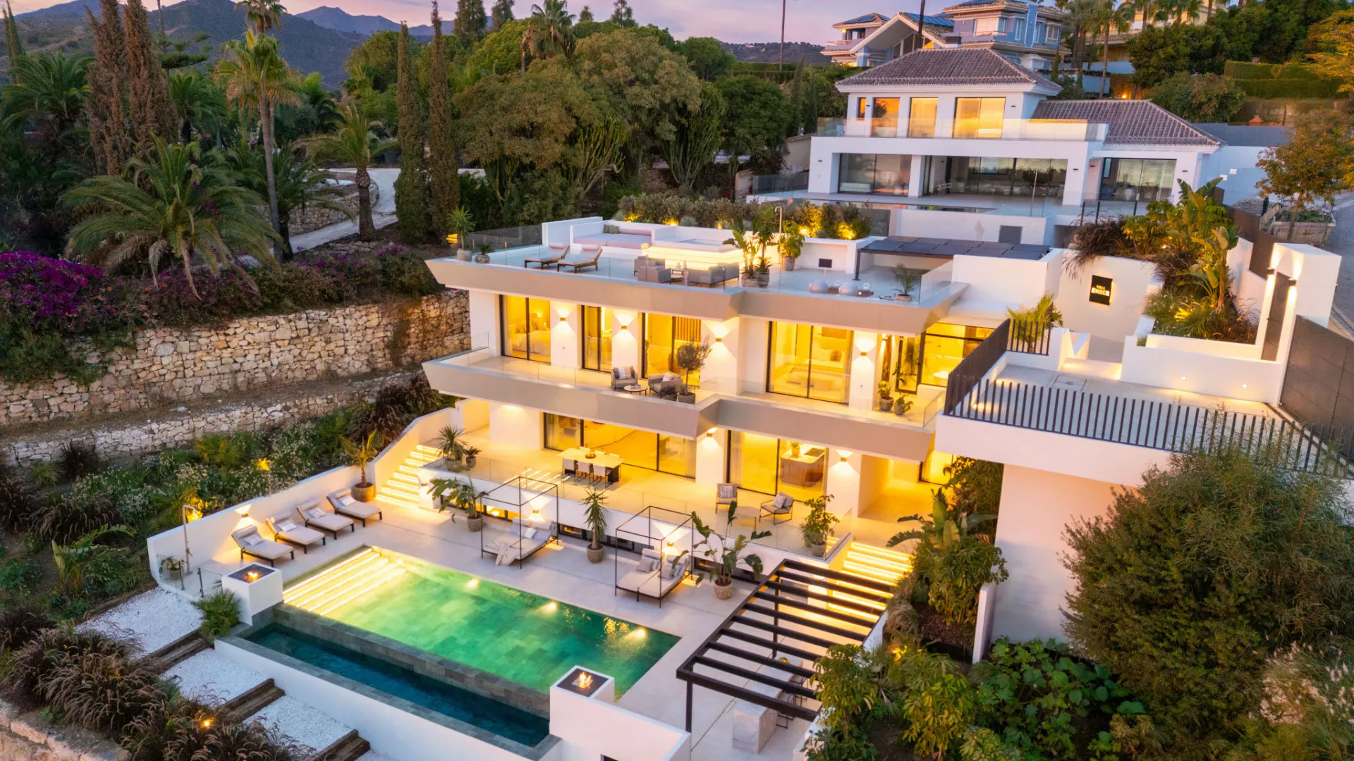 Se vende villa con 5 dormitorios en Elviria