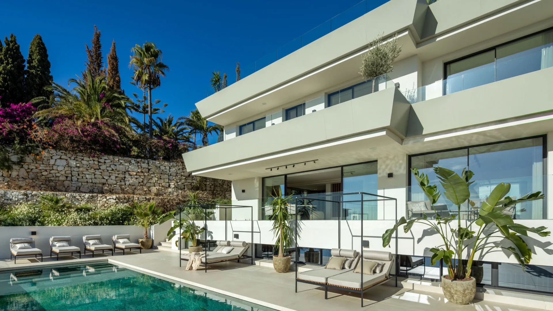 Se vende villa con 5 dormitorios en Elviria