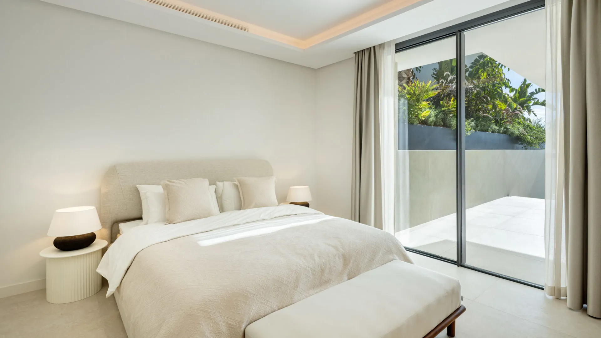 Se vende villa con 5 dormitorios en Elviria